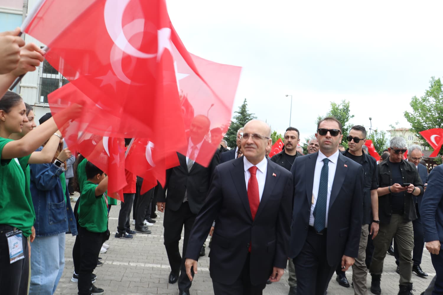 Bakan Şimşek, öğrencilerle bir araya geliyor.