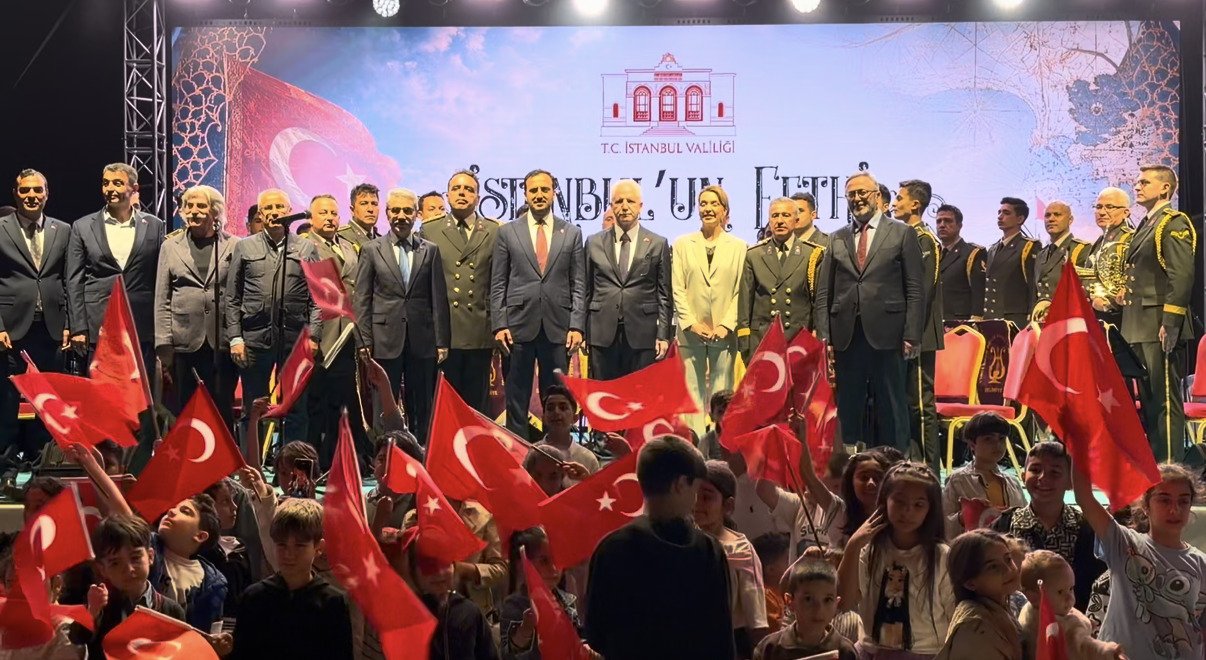 İstanbul Boğazı'ndaki havai fişek gösterisi İstanbul'un fethini kutluyor