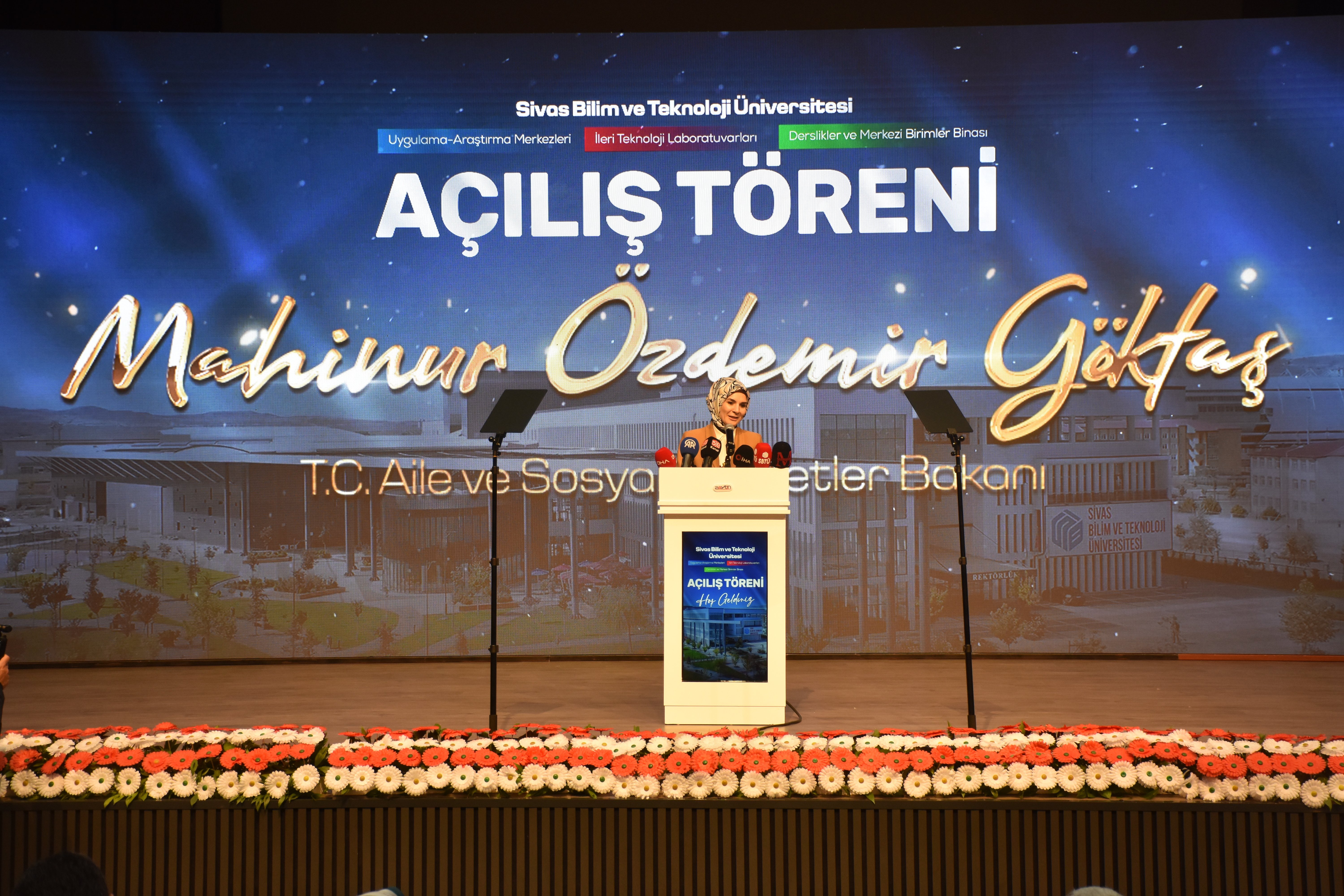 Bakan Göktaş ve beraberindekiler açılış kurdelesi kesiyor