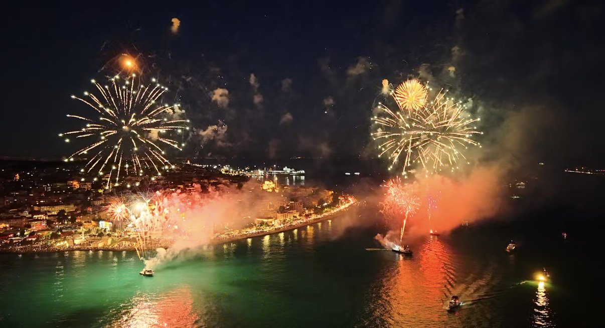 İstanbul'un fethinin 573. yılında Üsküdar Sahili'ndeki coşkulu kalabalık