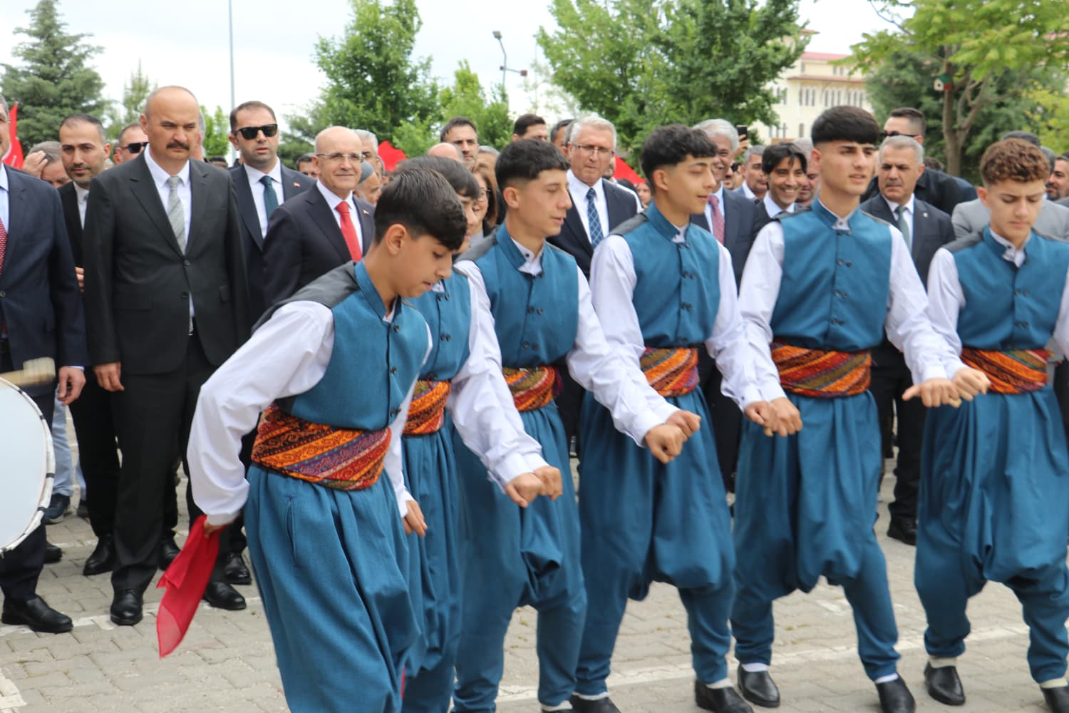 Bakan Şimşek, tiyatro sahnesini inceliyor.