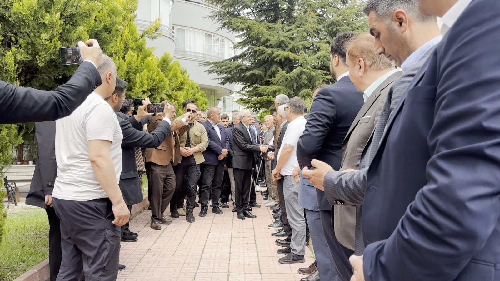 Kemal Kılıçdaroğlu partililerle bayramlaşıyor