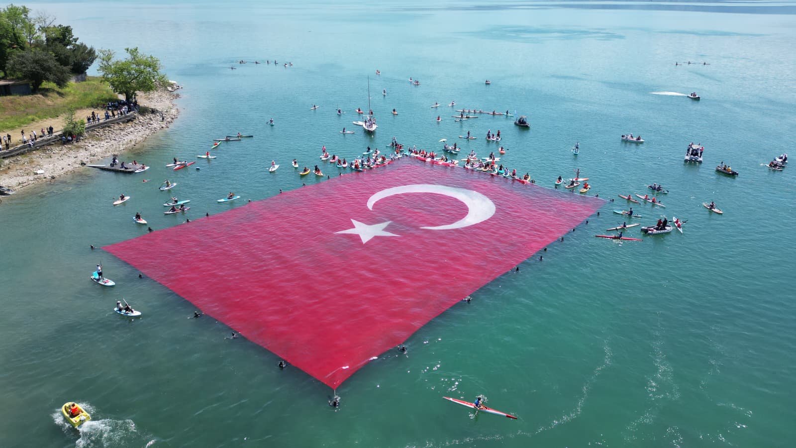 Sapanca Gölü Türk bayrağı