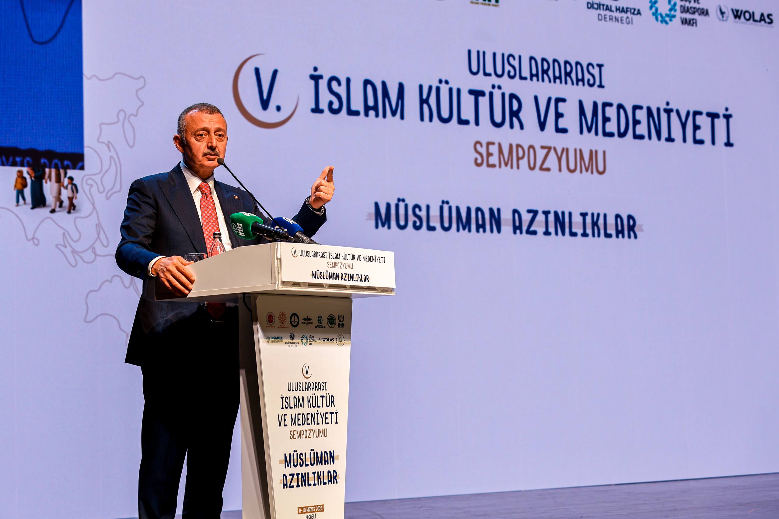 İHH Genel Başkanı Bülent Yıldırım sempozyumda konuşuyor