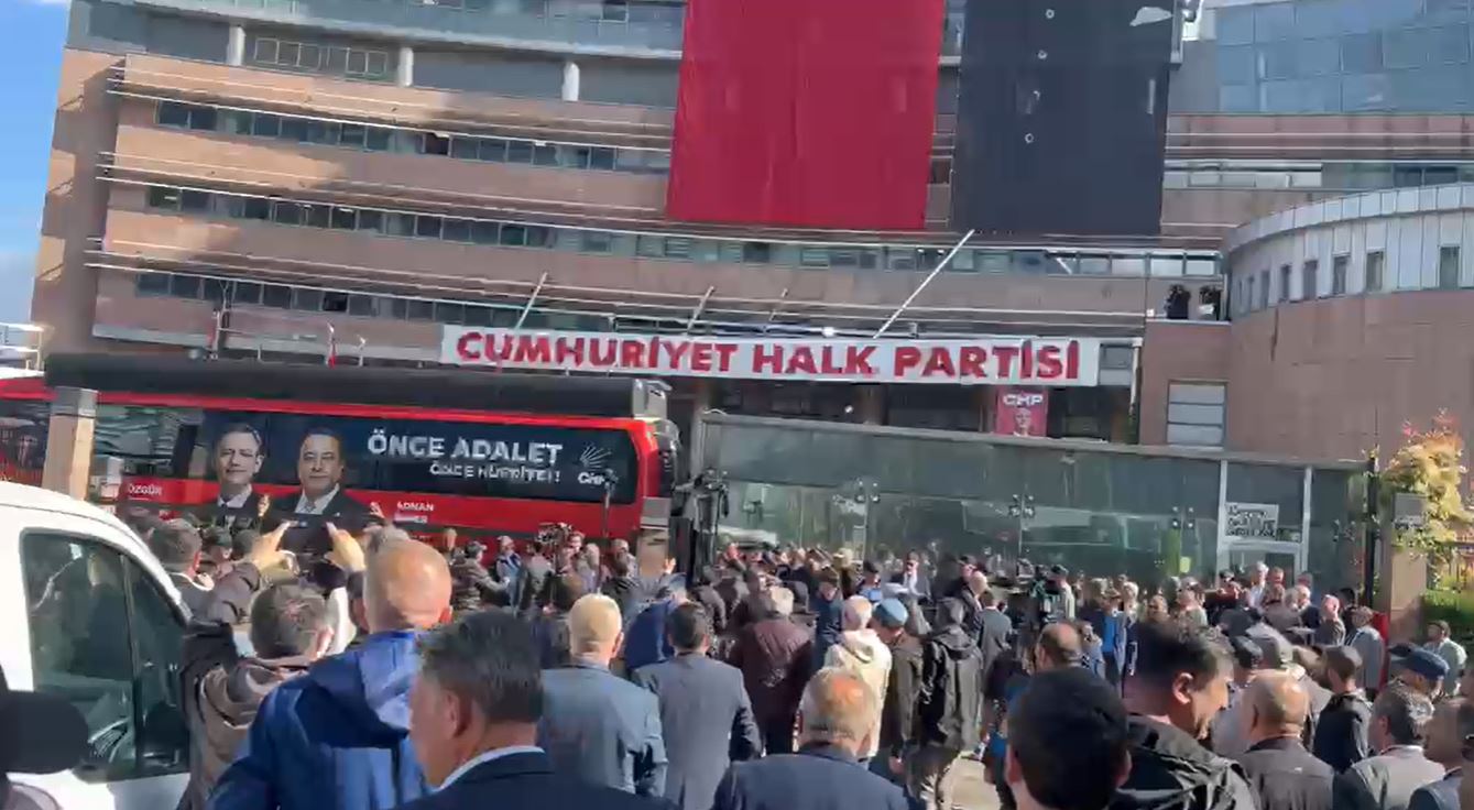 Kemal Kılıçdaroğlu destekçileri genel merkez önünde toplandı