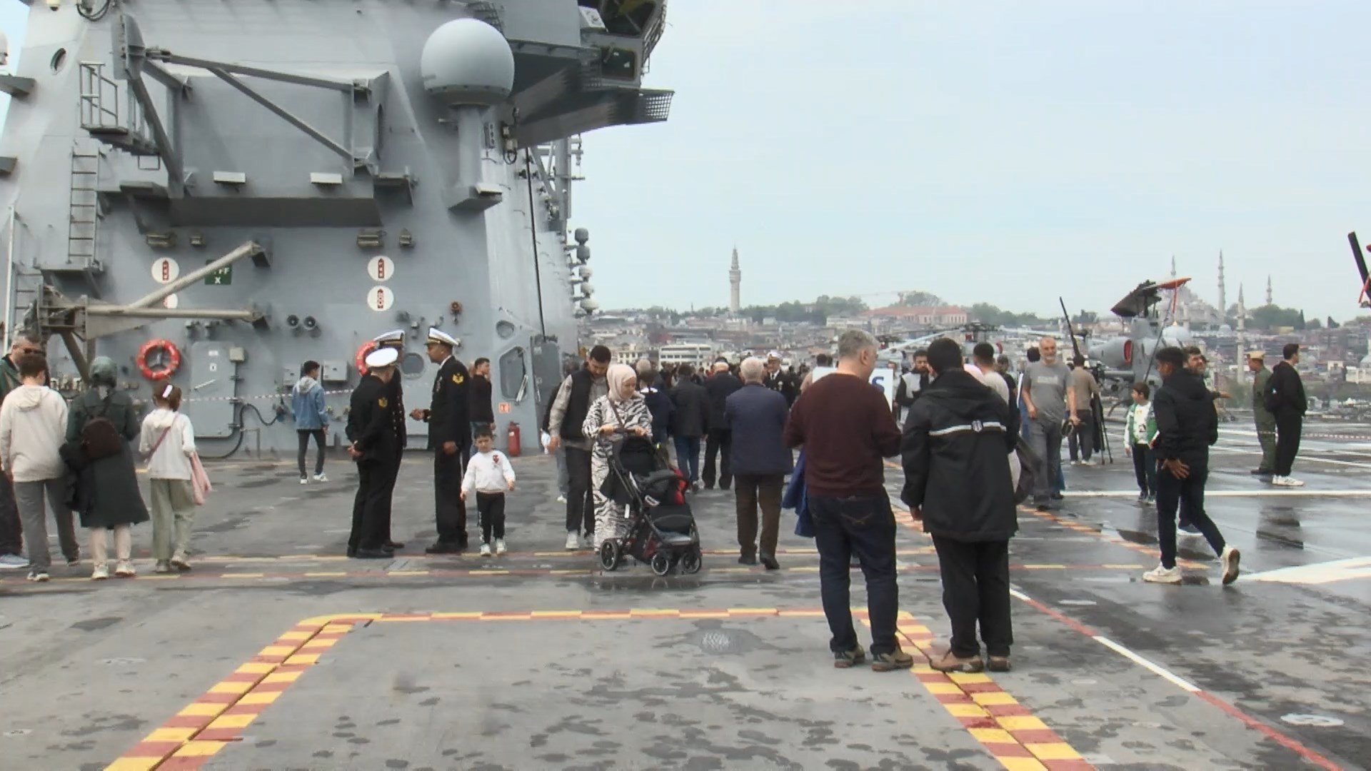 TCG Anadolu ziyaretçileri