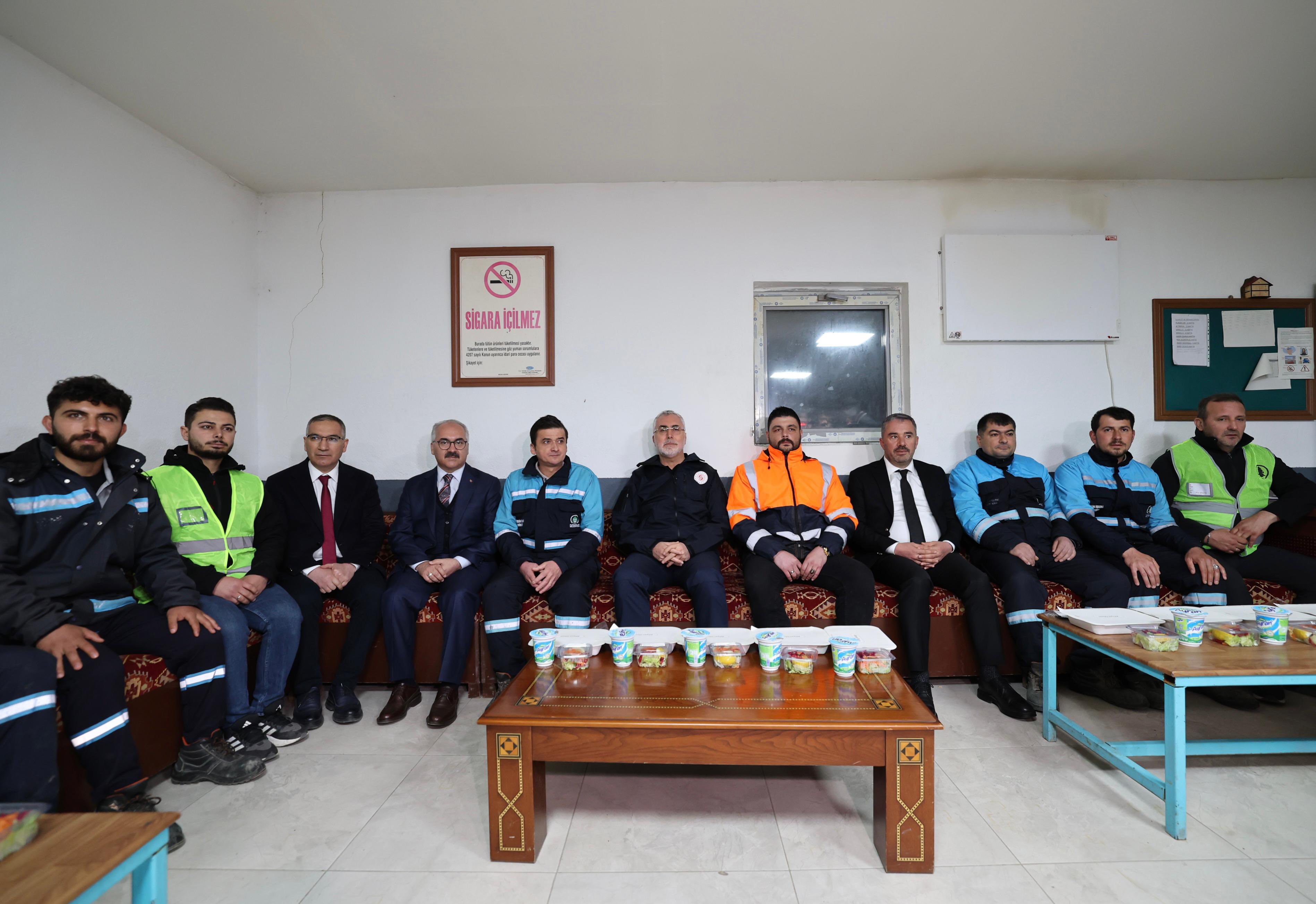 Bakan Vedat Işıkhan işçilerle bir arada