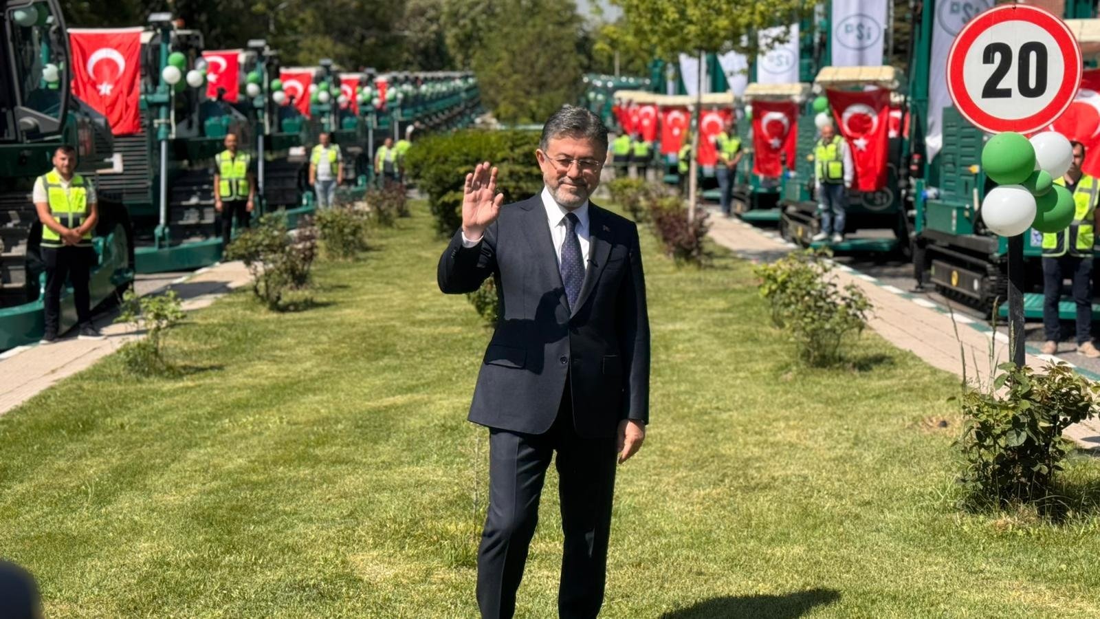 Tarım ve Orman Bakanı İbrahim Yumaklı, DSİ töreninde iş makinelerini inceliyor