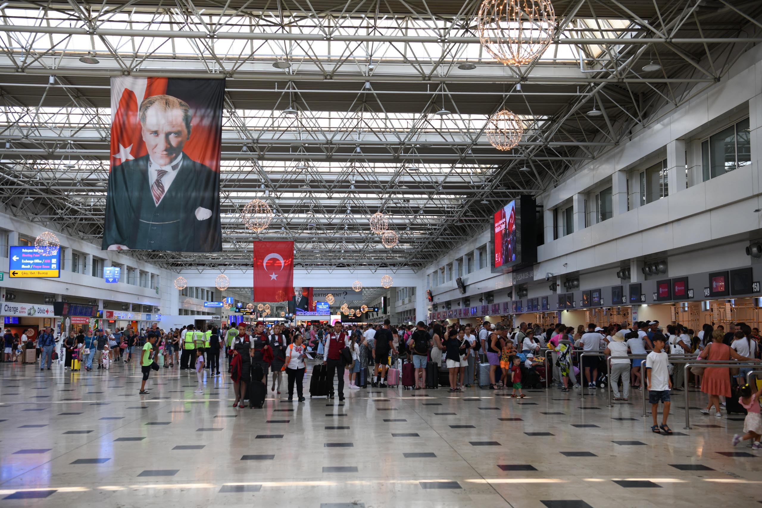 Ulaştırma ve Altyapı Bakanı Abdulkadir Uraloğlu hava yolu verilerini açıklıyor.
