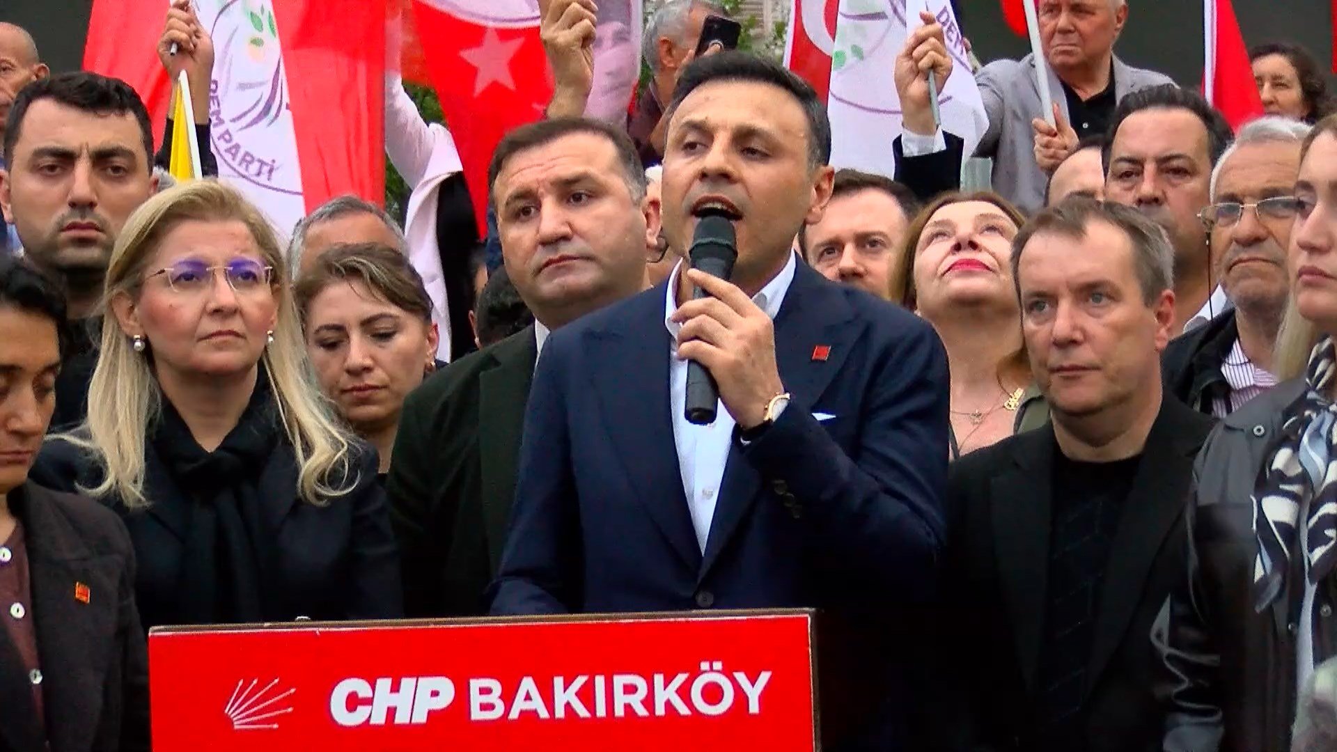 Özgür Çelik yürüyüşte konuşuyor