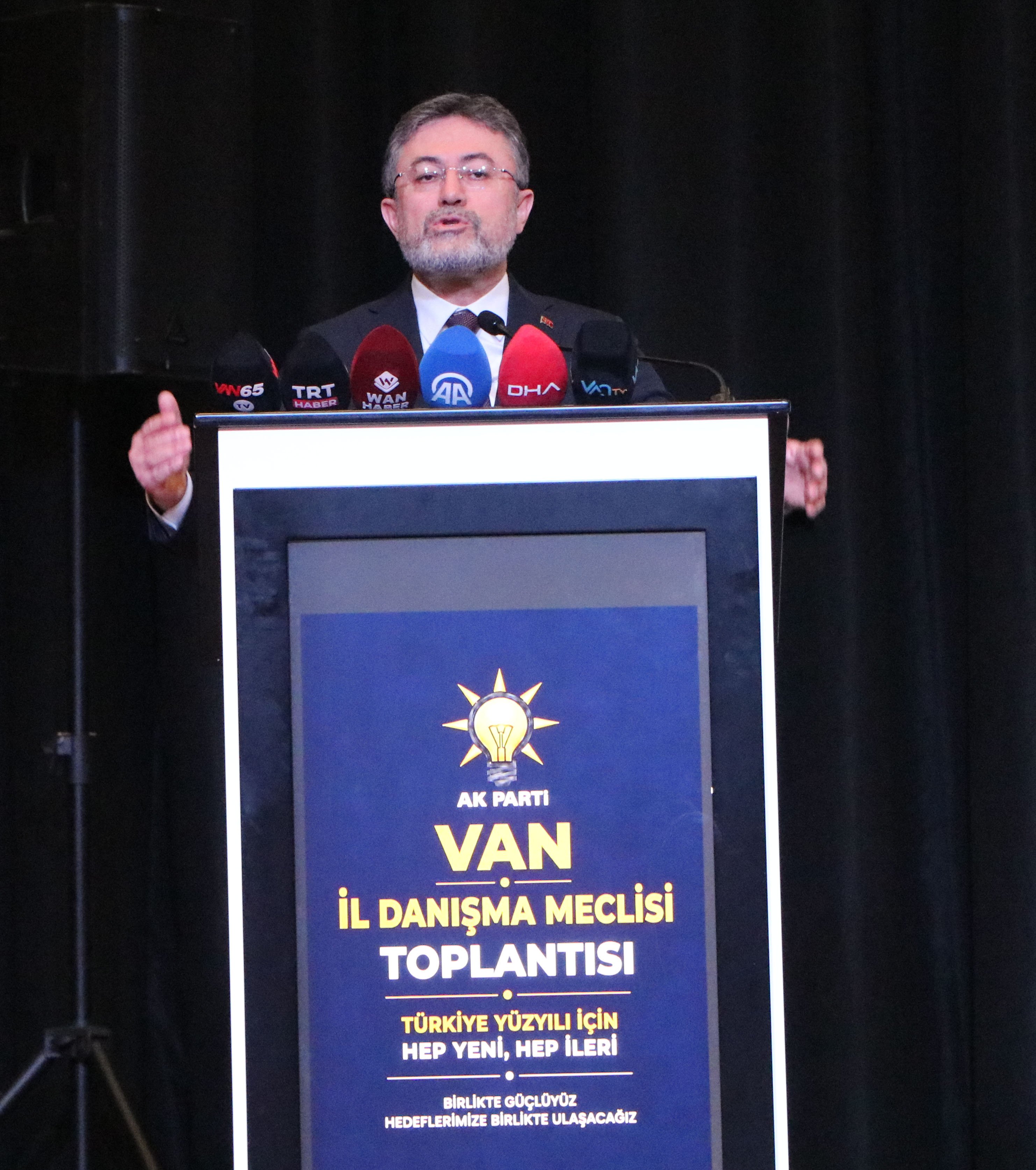 Bakan Yumaklı toplantıda samimi bir şekilde konuşuyor.
