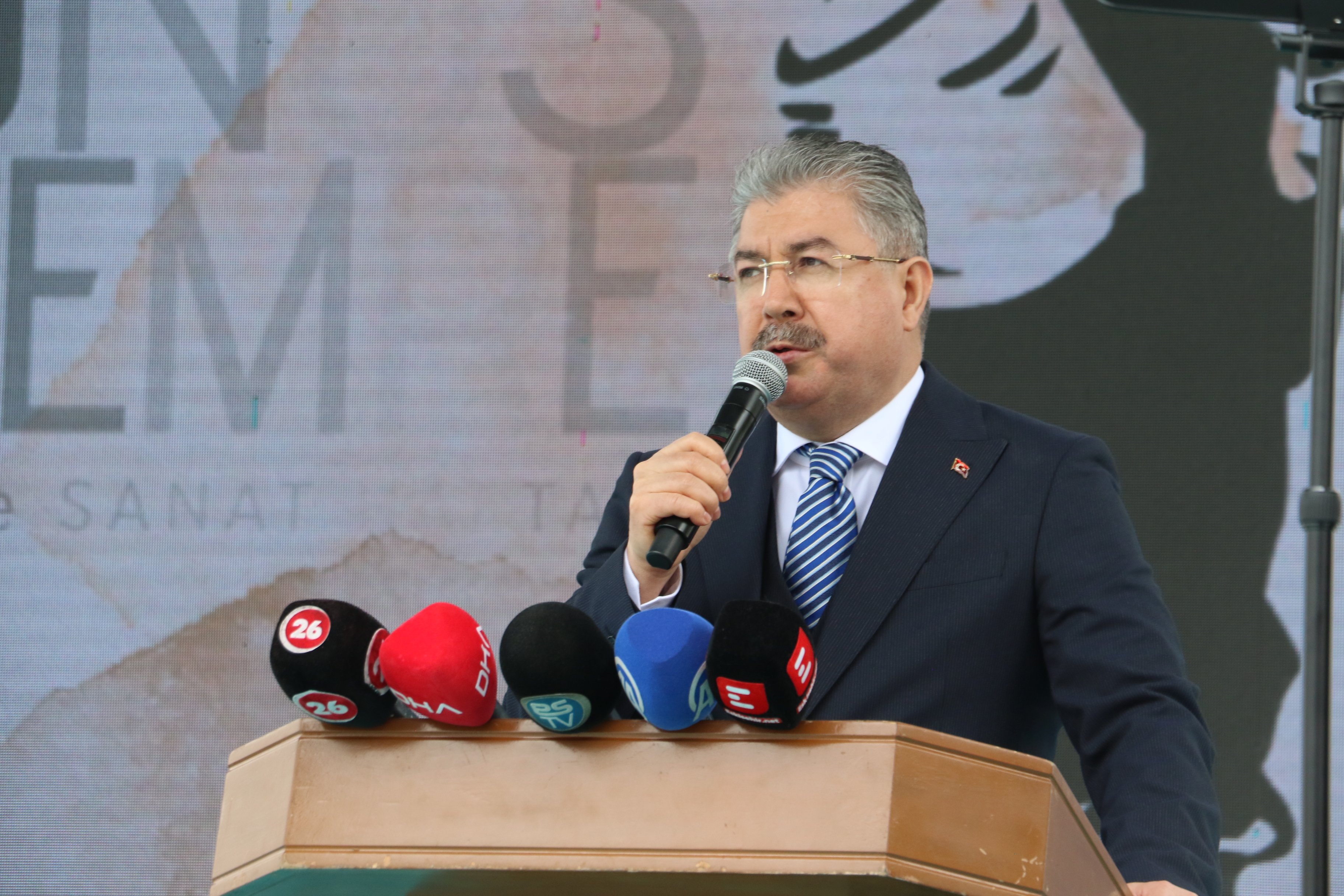Törene katılan vatandaşlar