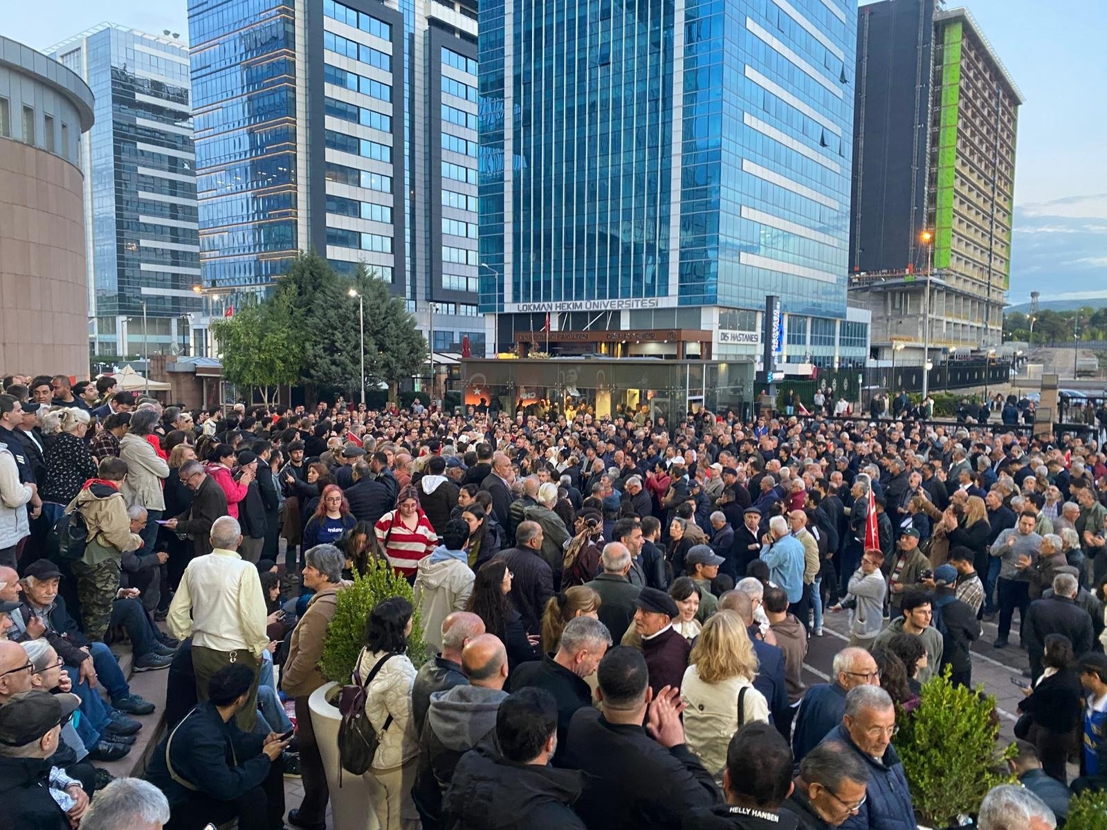 Kemal Kılıçdaroğlu portresinin indirildiği an