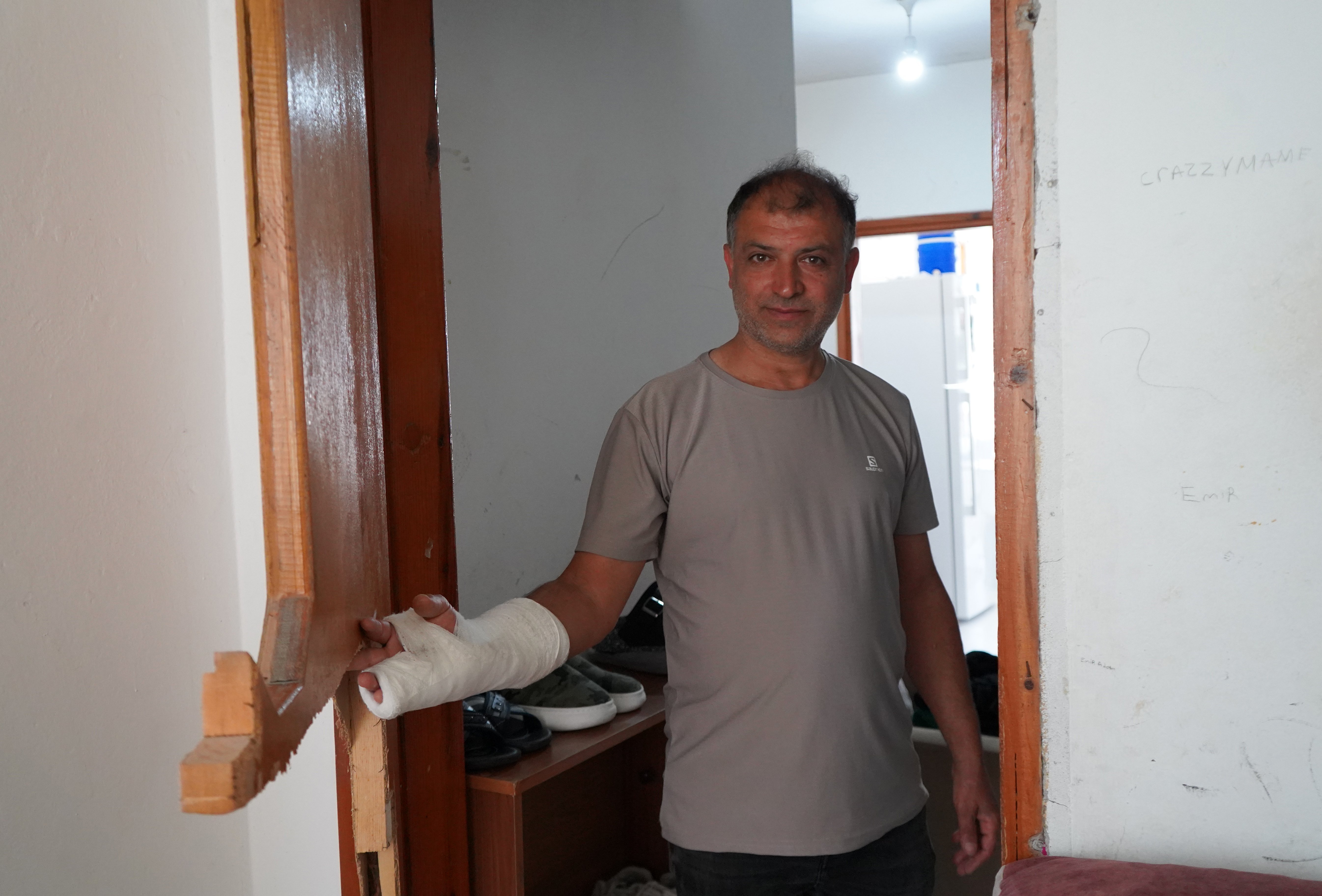 Otizmli oğlunun saldırgan davranışları çaresiz bıraktı