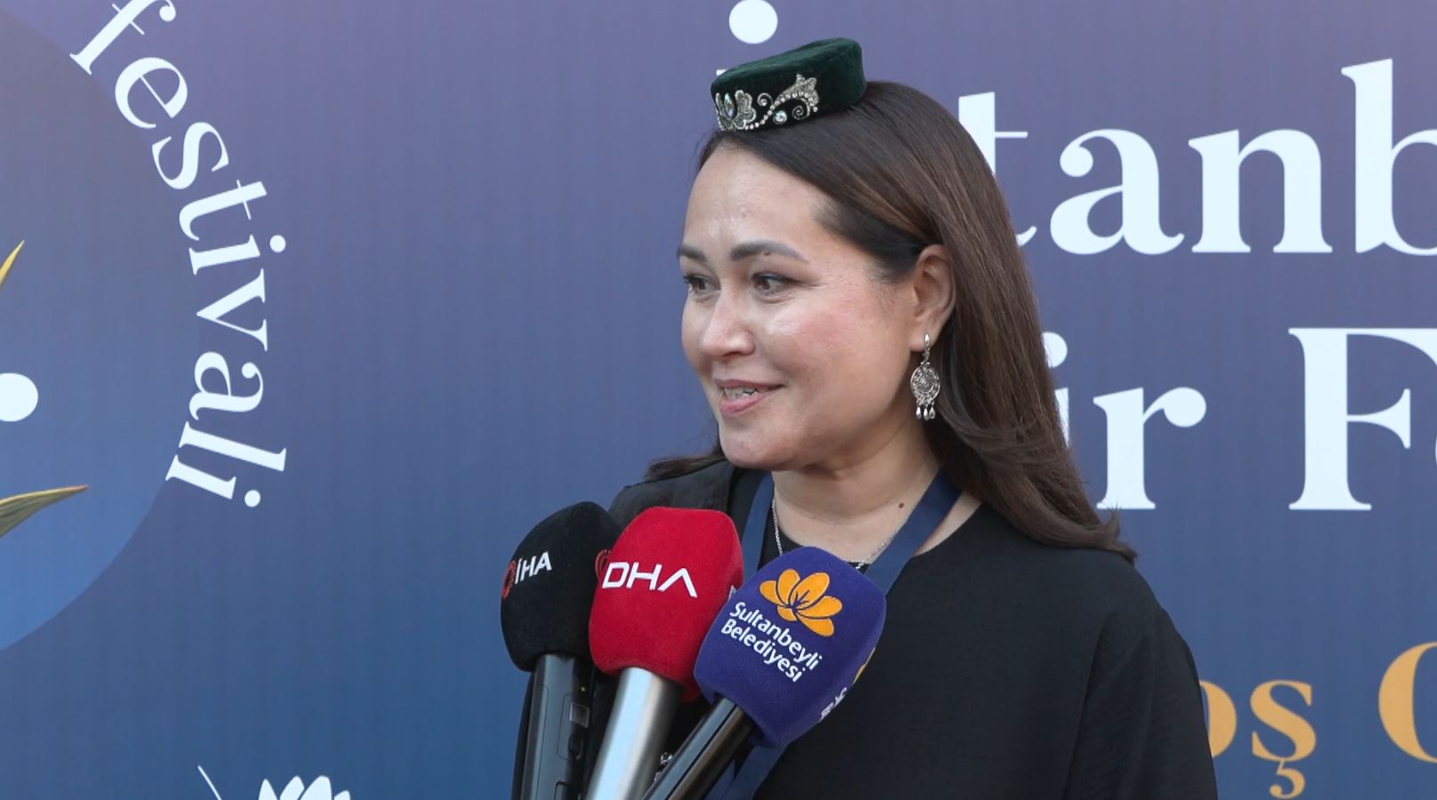 Şair Celal Fedai festivalde konuşma yapıyor