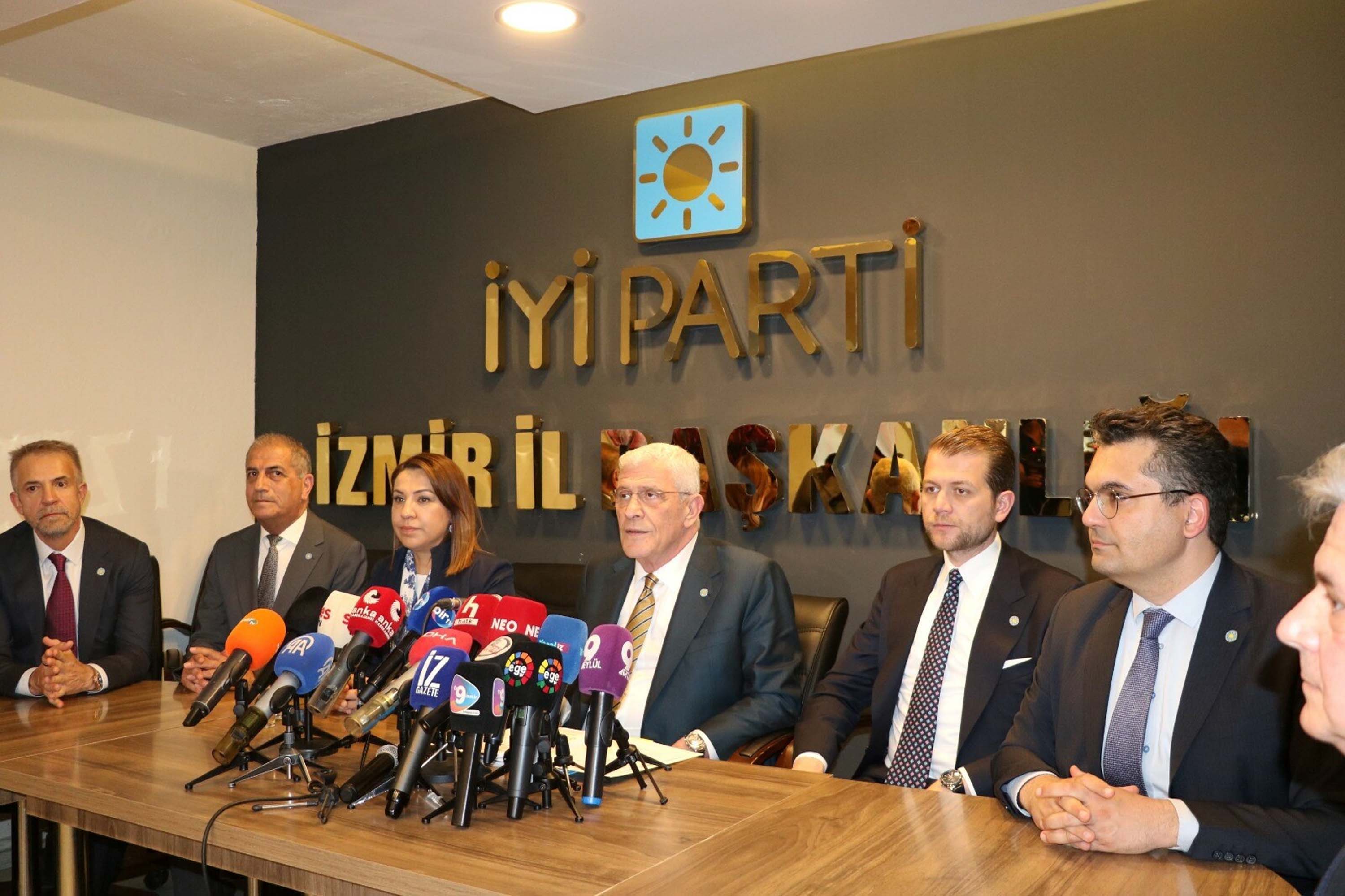 Müsavat Dervişoğlu İzmir