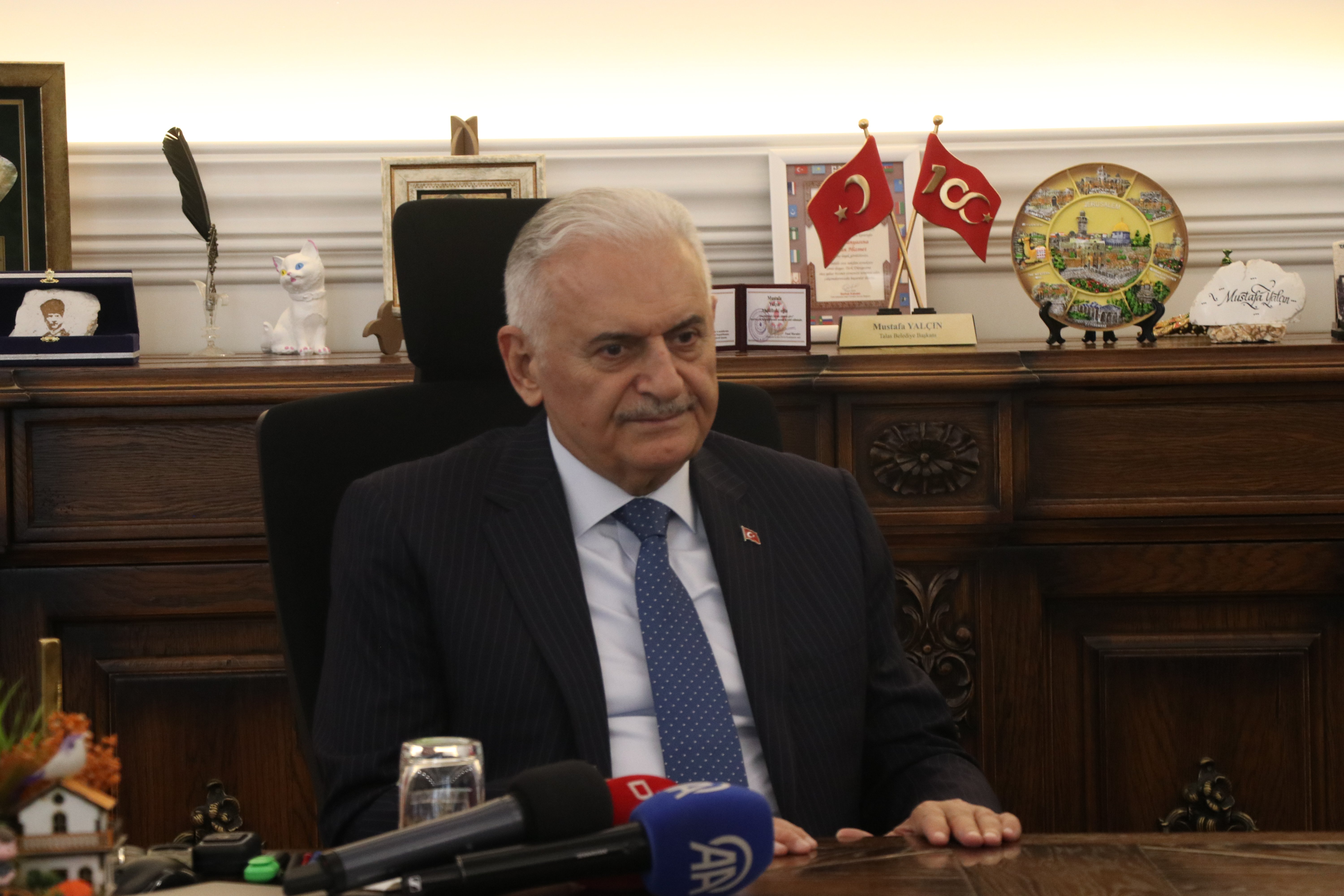 Binali Yıldırım anıt önünde