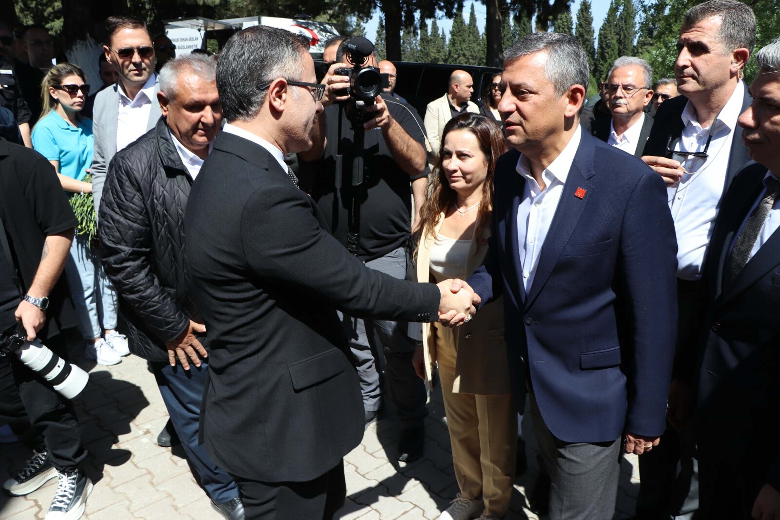 CHP Genel Başkanı Özgür Özel mezar başında dua ediyor
