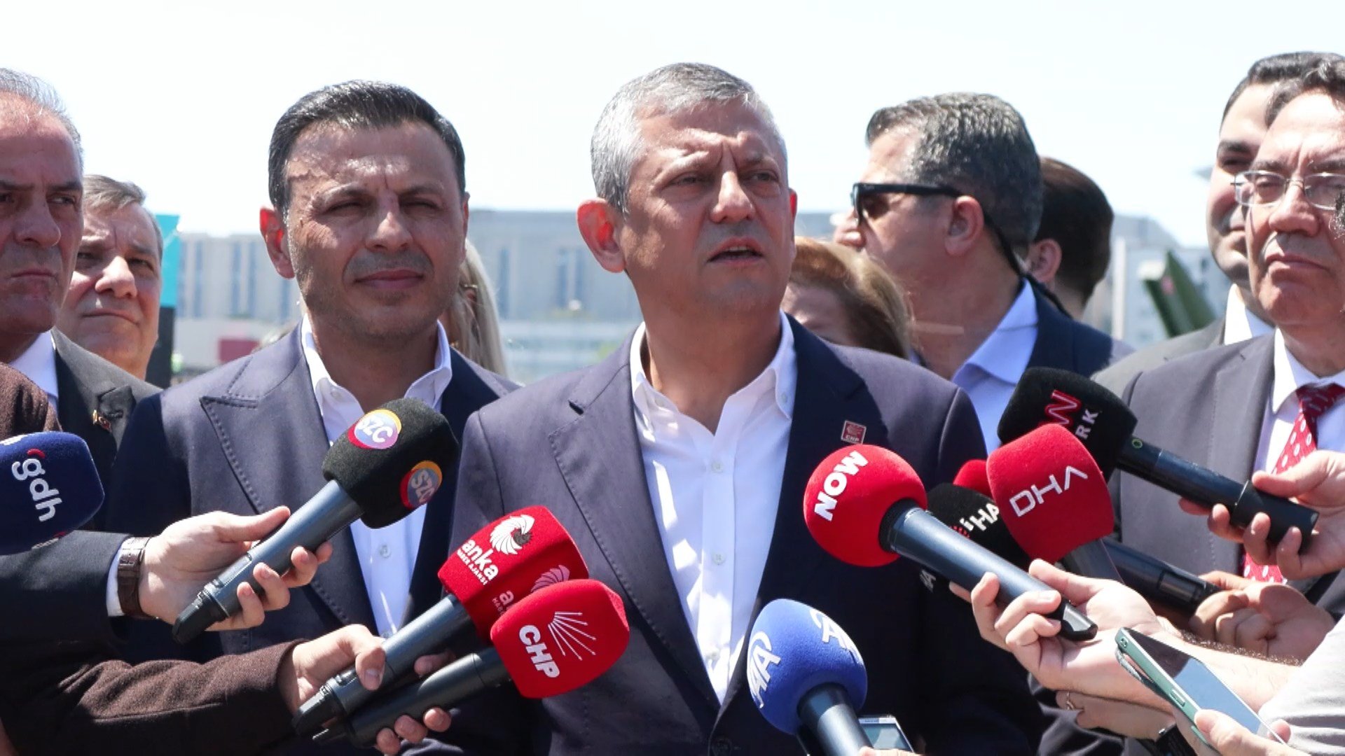 Özgür Özel basın mensuplarına açıklama yapıyor