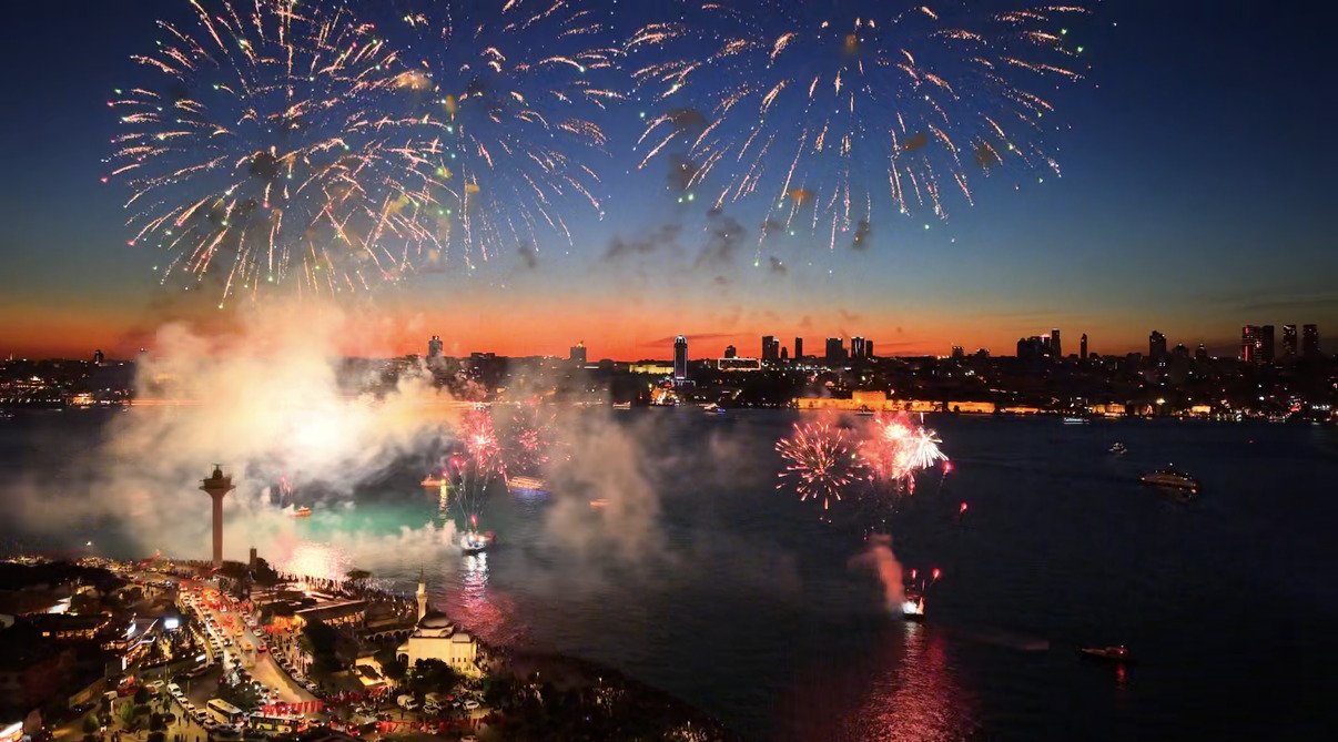 İstanbul'un fethinin 573. yılı kutlamalarına katılan vatandaşlar