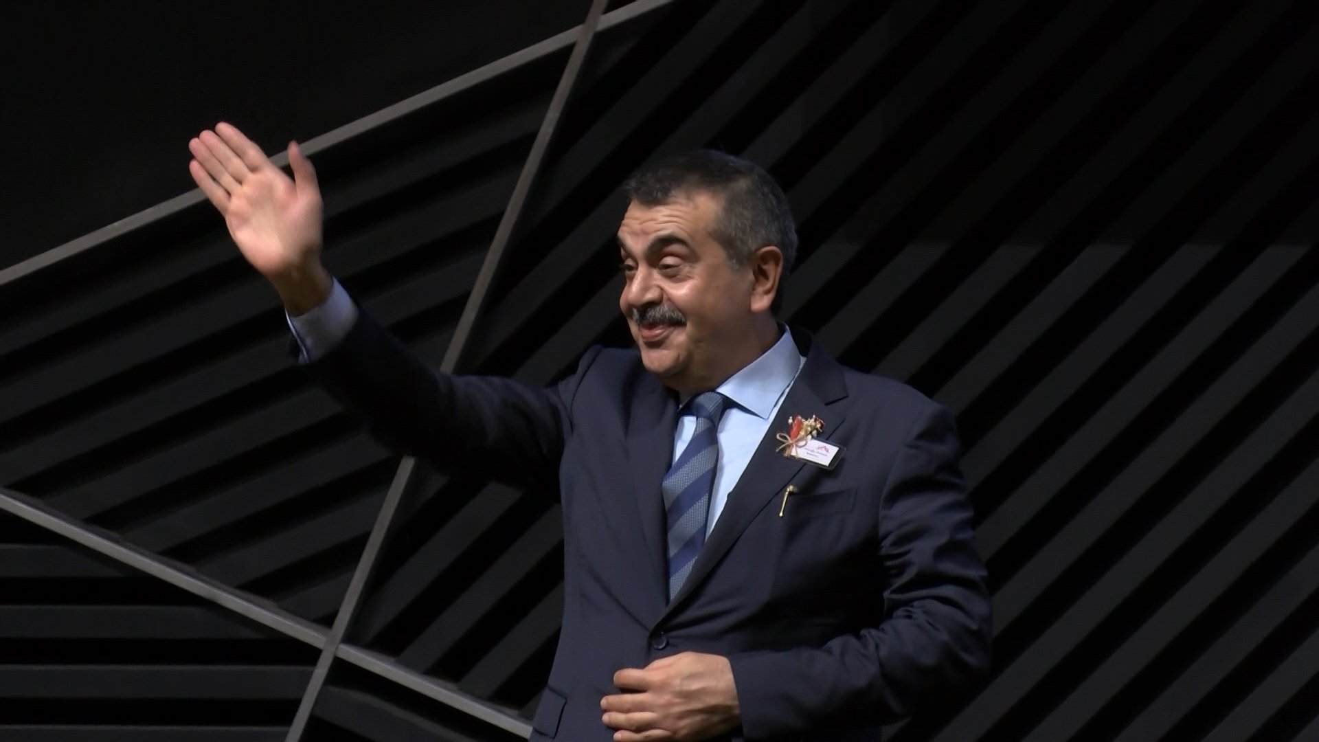 Bakan Tekin, öğrencilerle birlikte hatıra fotoğrafı çektiriyor