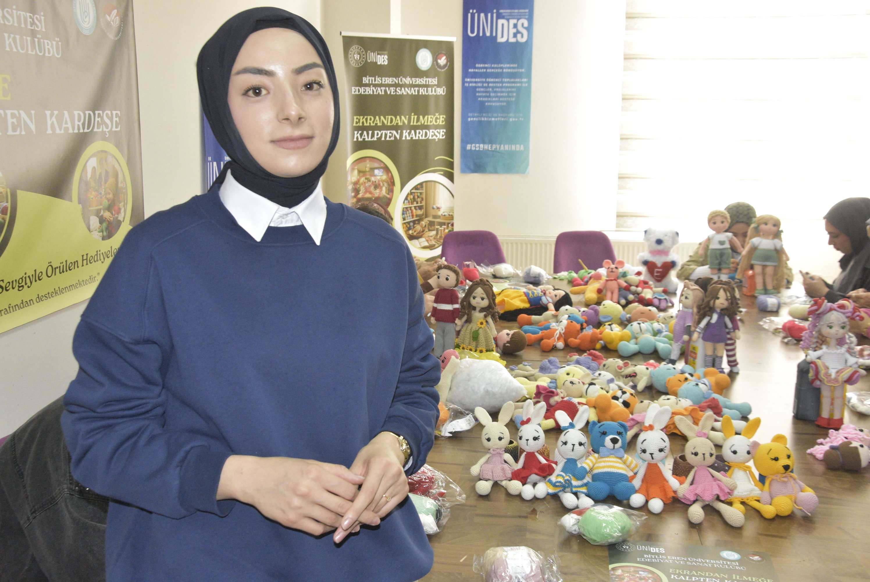 Öğrenciler amigurumi bebeklerle