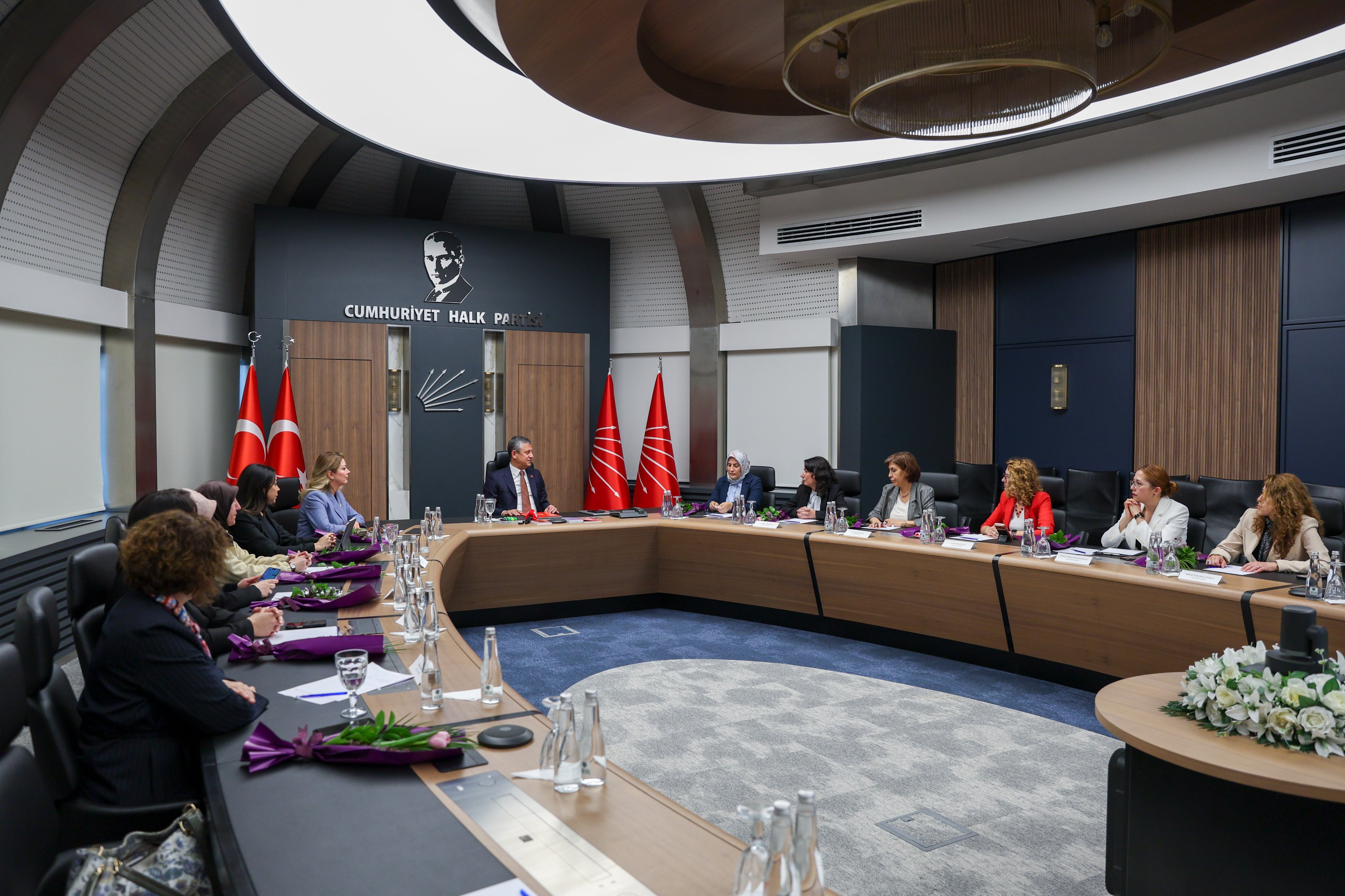 Özgür Özel, DEM Parti, Saadet Partisi, Gelecek Partisi ve DEVA Partisi yöneticileriyle bir arada