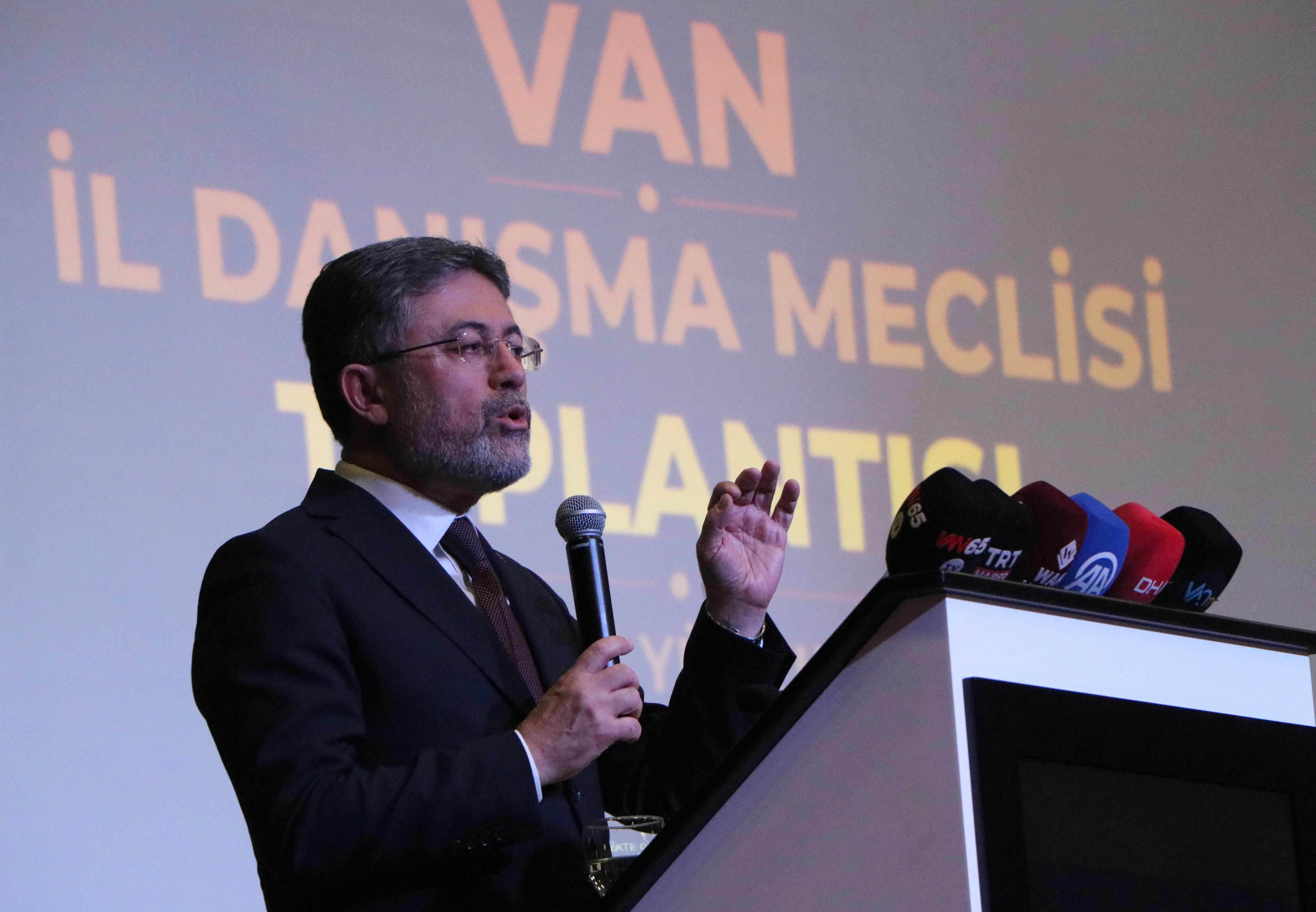 Bakan Yumaklı Van yatırımlarını anlatıyor.