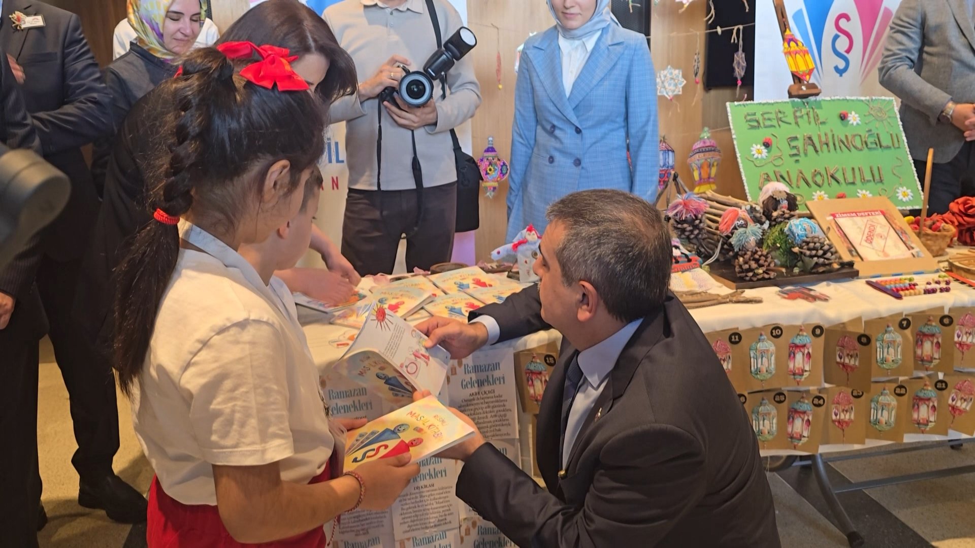 Bakan Tekin, ödül töreninde öğrencilerle birlikte
