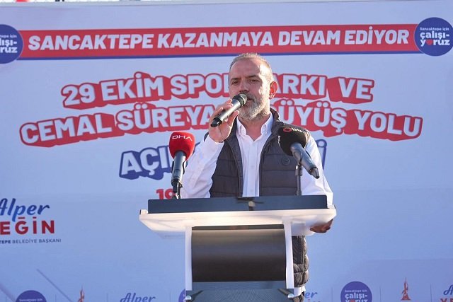 29 Ekim Spor Parkı açılışında çocuklar oyun alanında eğleniyor.