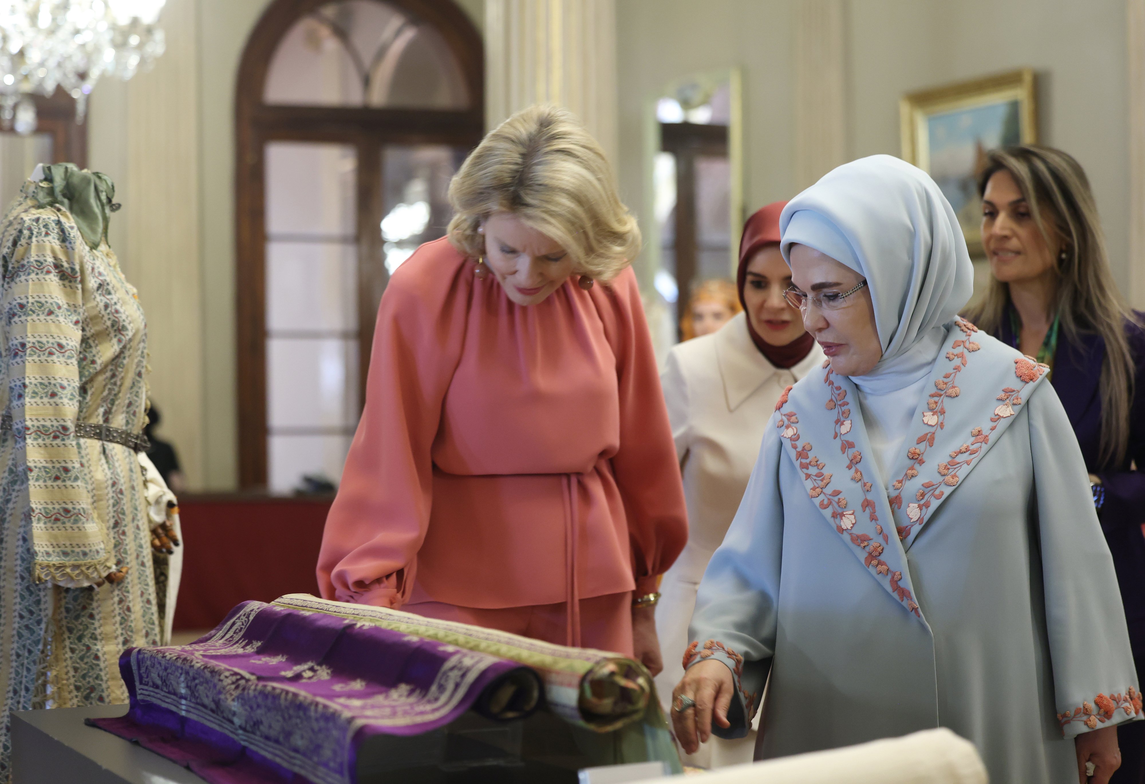 Emine Erdoğan ve Belçika Kraliçesi Mathilde Dolmabahçe Sarayı