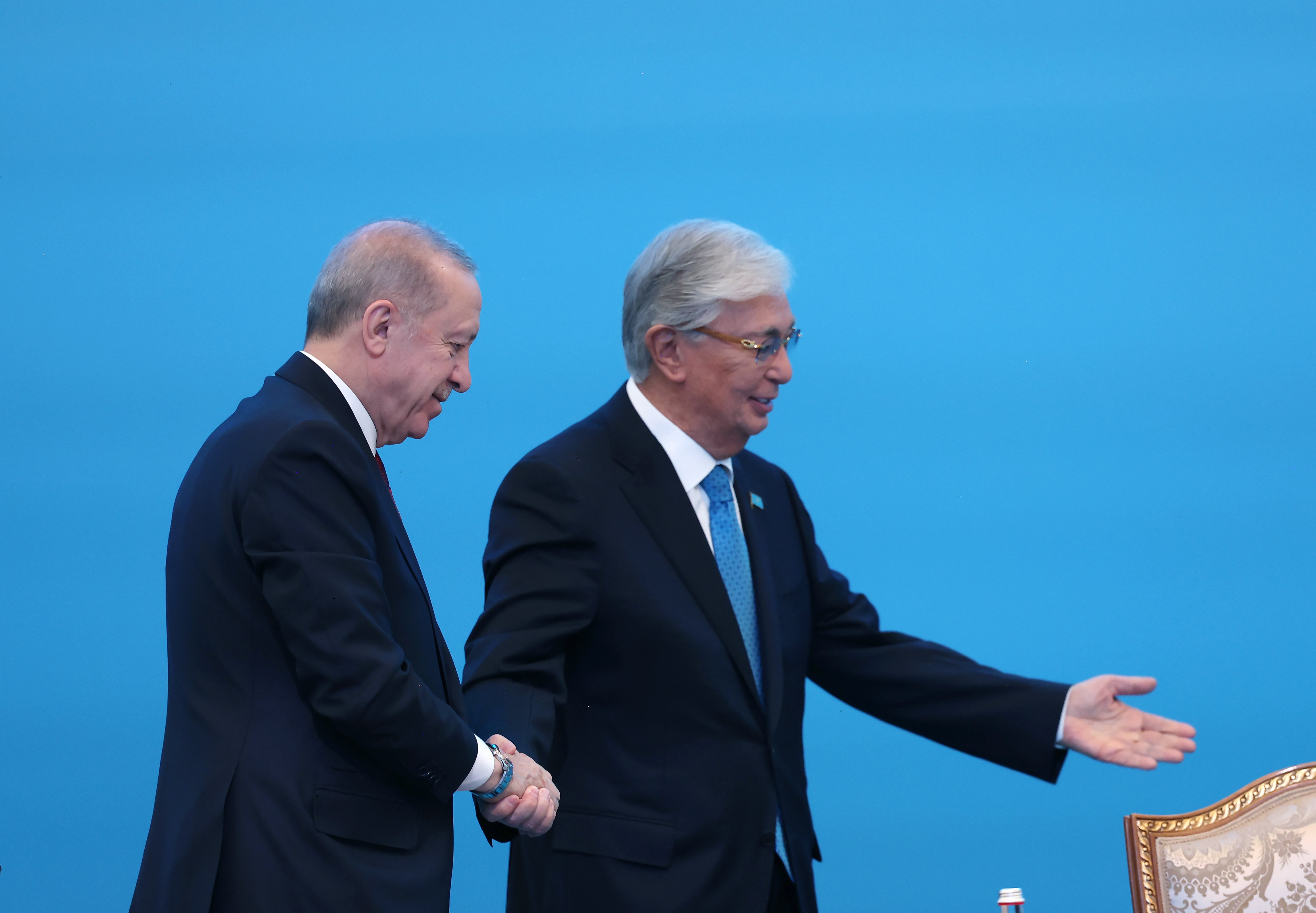 Erdoğan ve Tokayev toplantı salonunda