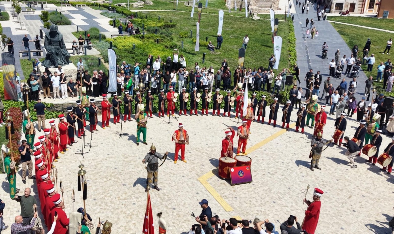 Edirne Selimiye Camisi önünde Helva-i Hakani ikramı