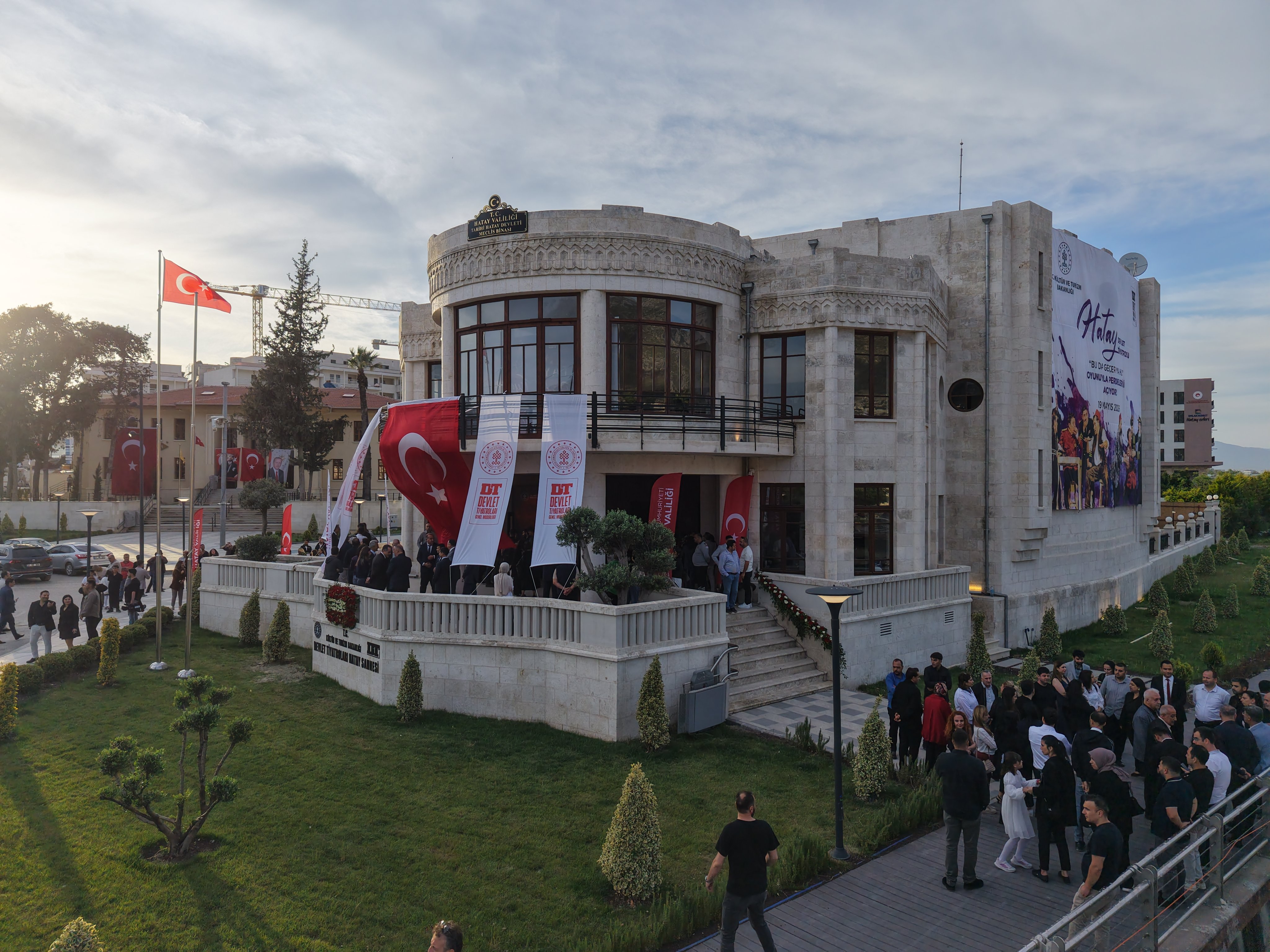 Bu Da Geçer Ya Hu oyunu sahneleniyor