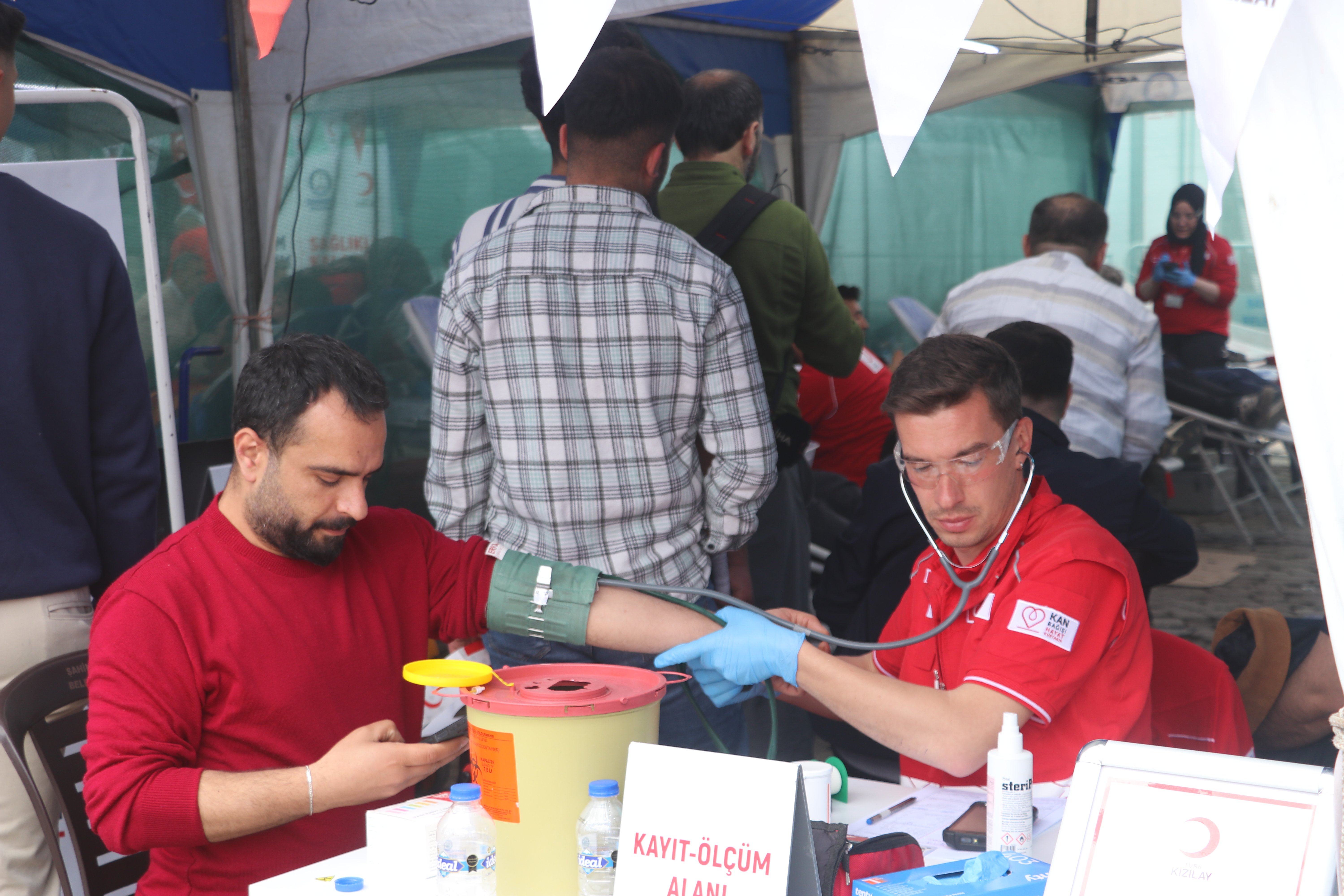 Kan bağışı çadırı yoğun ilgi görüyor