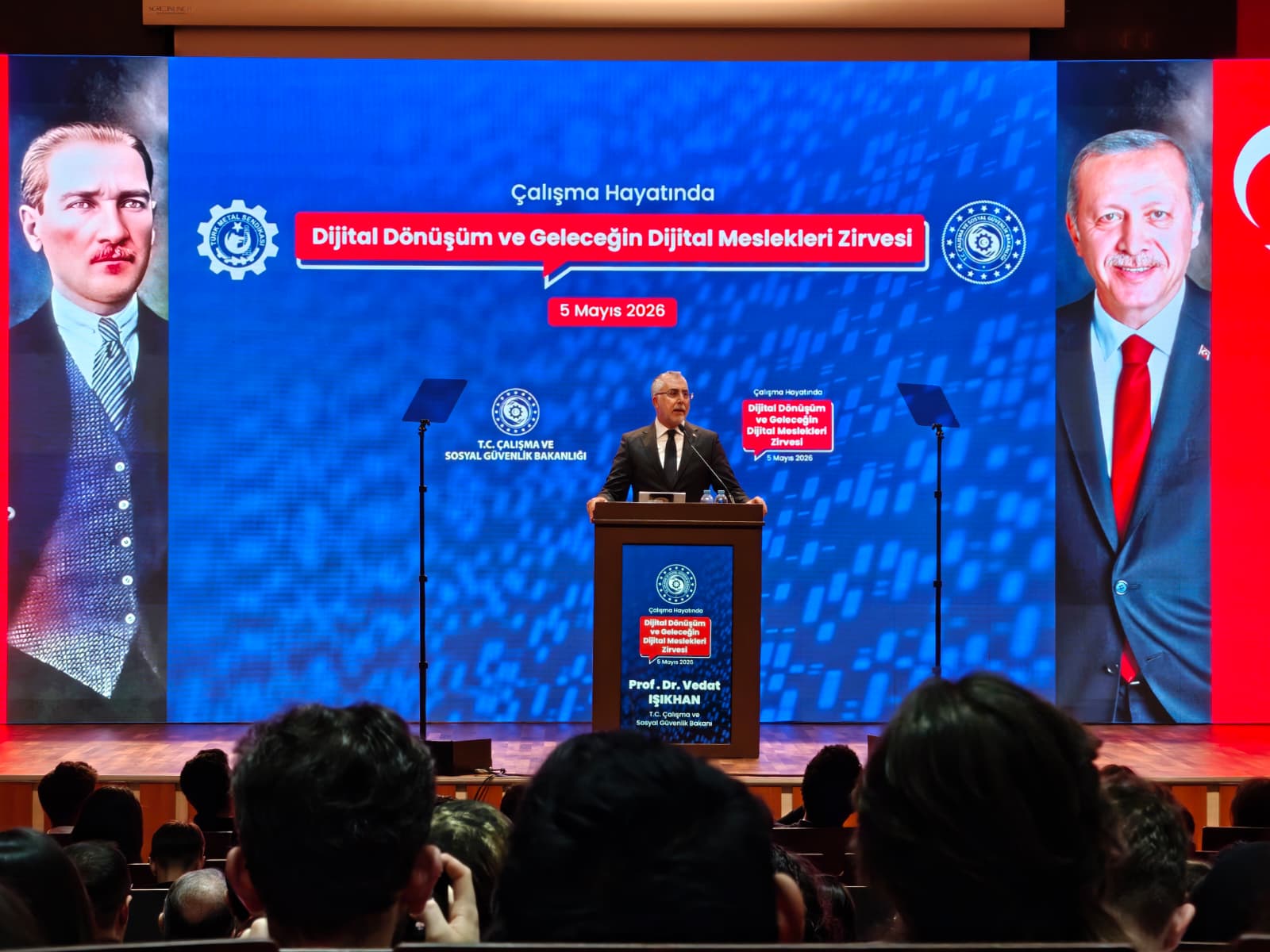 Bakan Işıkhan zirvede katılımcılara hitap ediyor