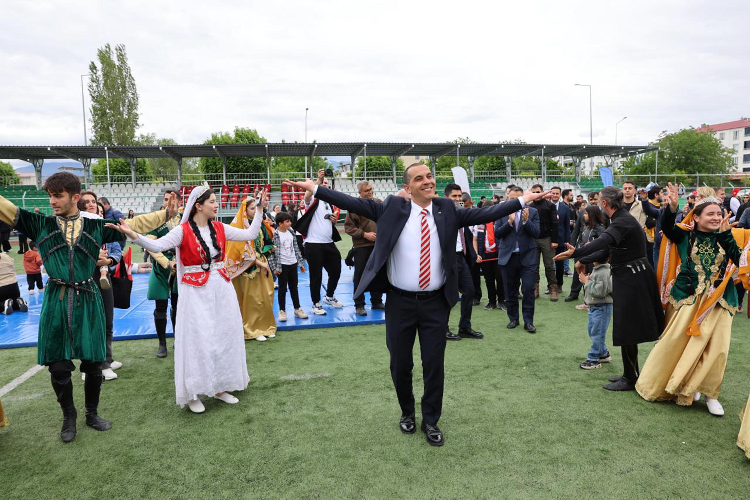 Iğdır Valisi gençlerle halay çekiyor