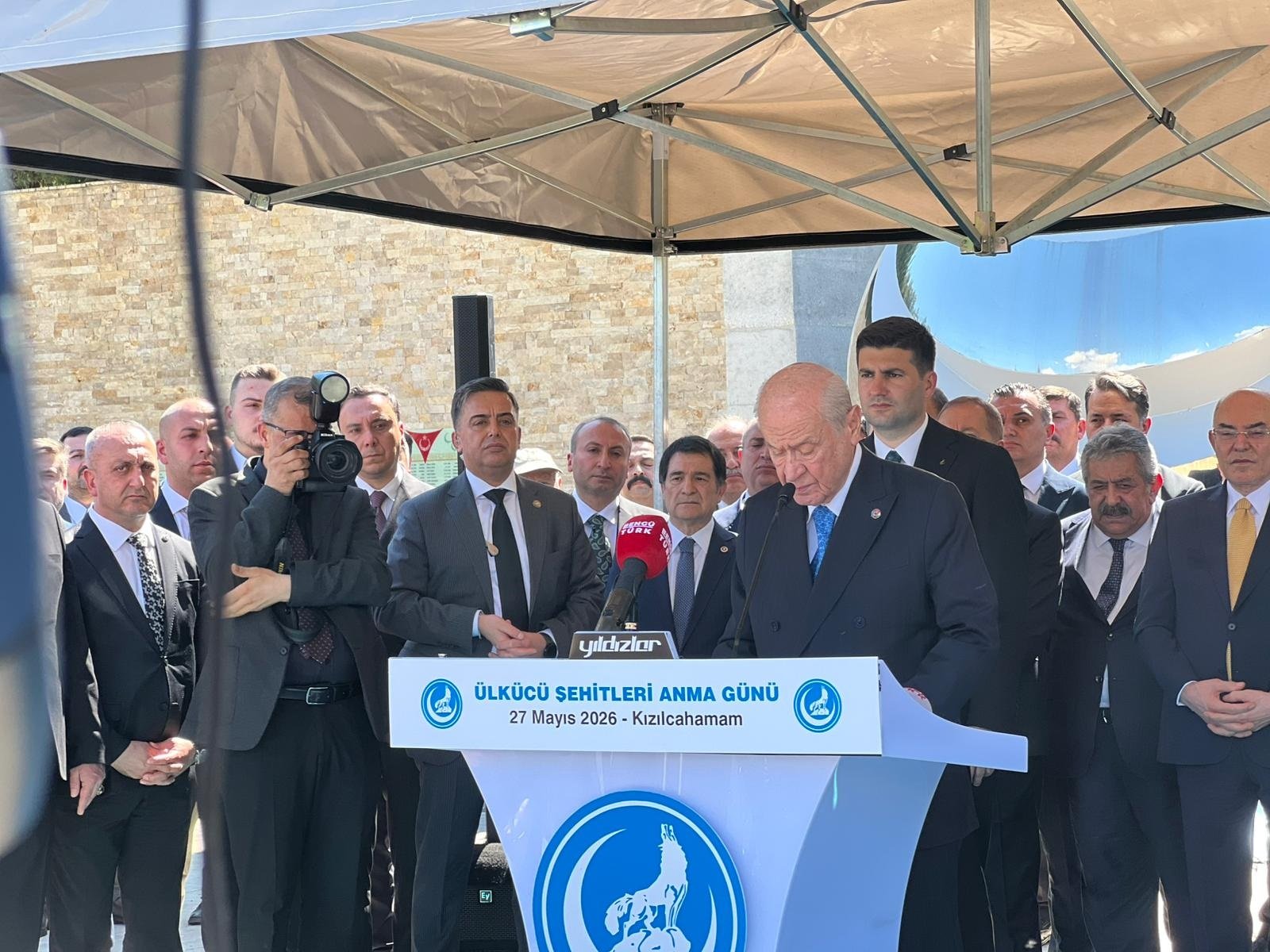 Devlet Bahçeli anıta karanfil bıraktı