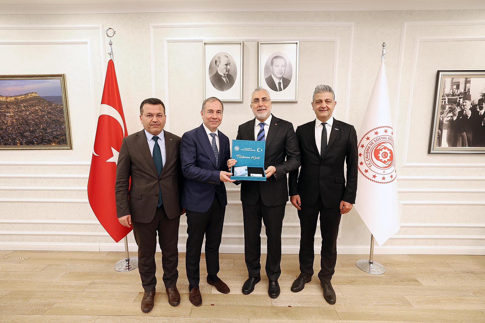 Bakan Vedat Işıkhan Turkuaz Kart teslim töreni