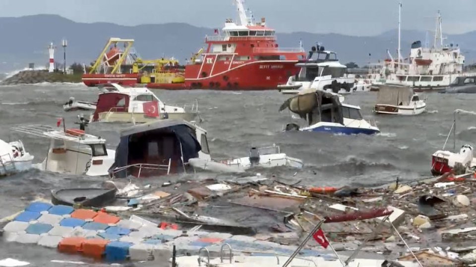 Batık tekne enkazı temizleniyor