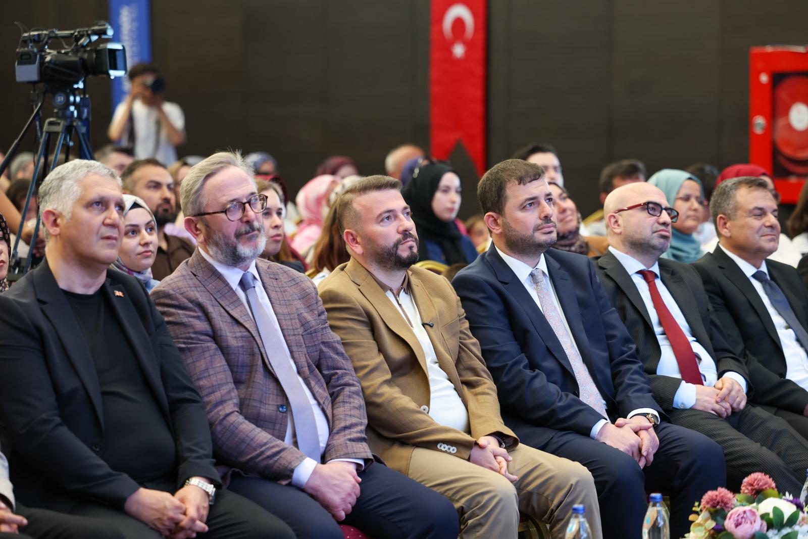 Yeni Medya Akademi öğrencileri sertifikalarını alırken