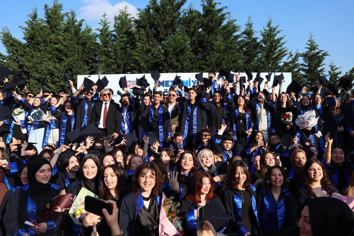 Öğrenciler halay çekerken Başkan Dursun da onlara eşlik ediyor.