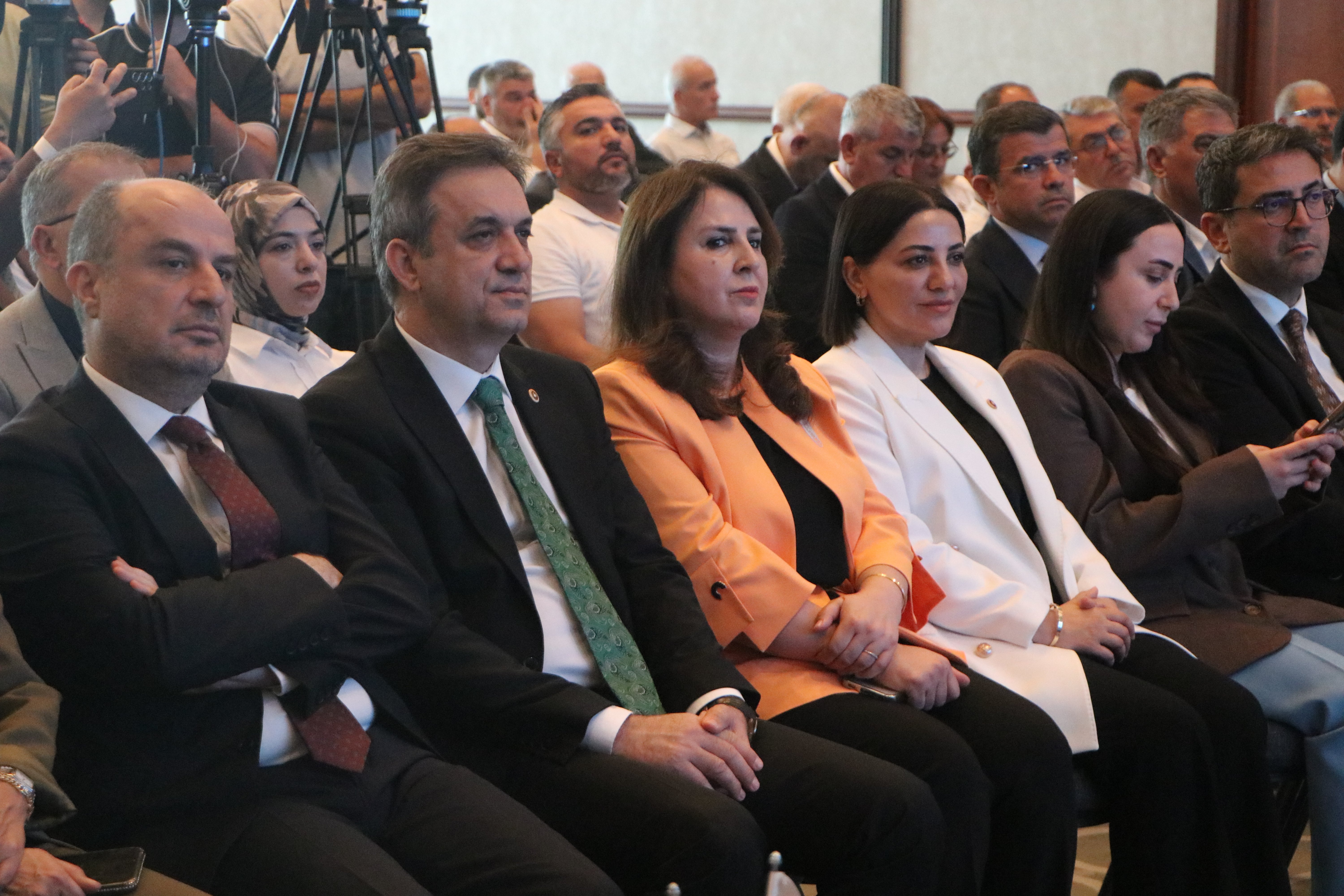 Hayati Yazıcı konuşma yapıyor