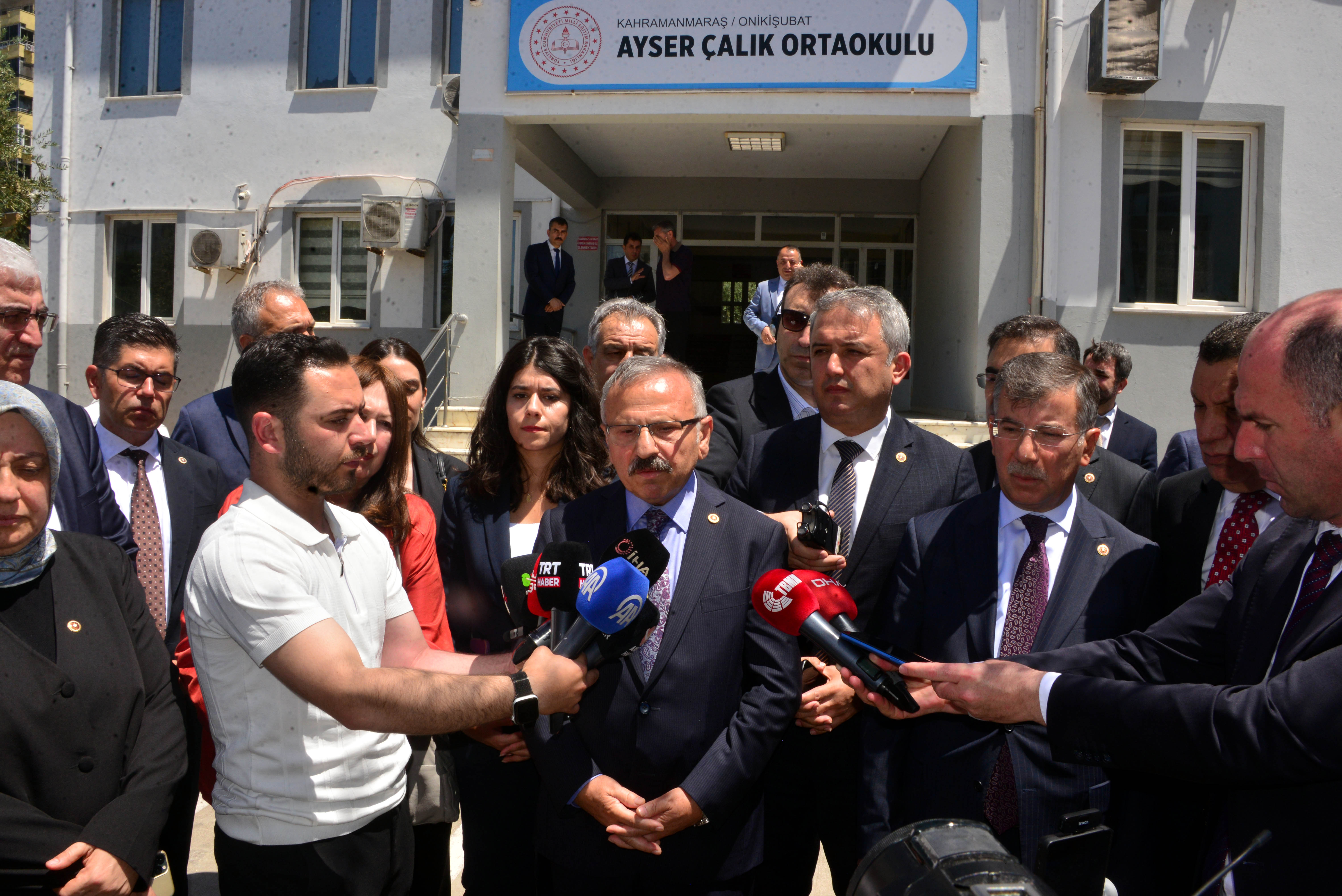 TBMM Komisyon Başkanı Yusuf Beyazıt, okulda inceleme yaparken