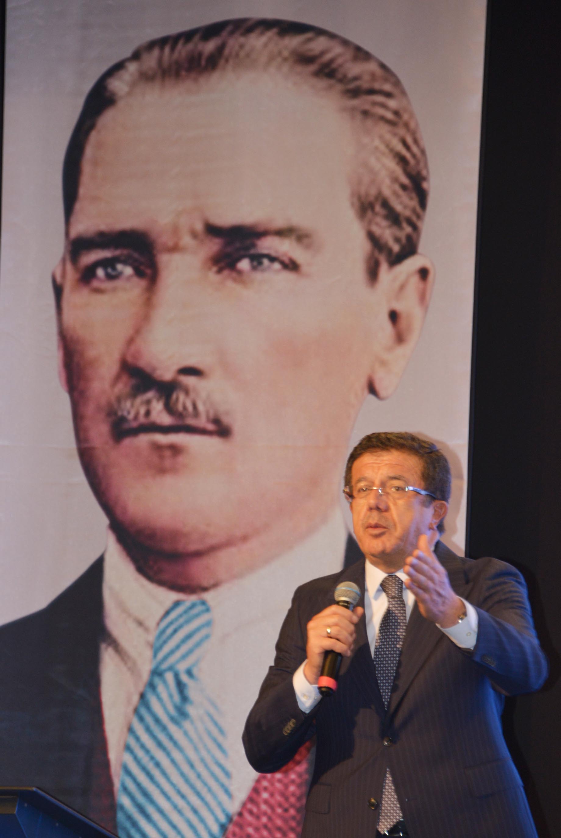 Nihat Zeybekci konuşma yapıyor
