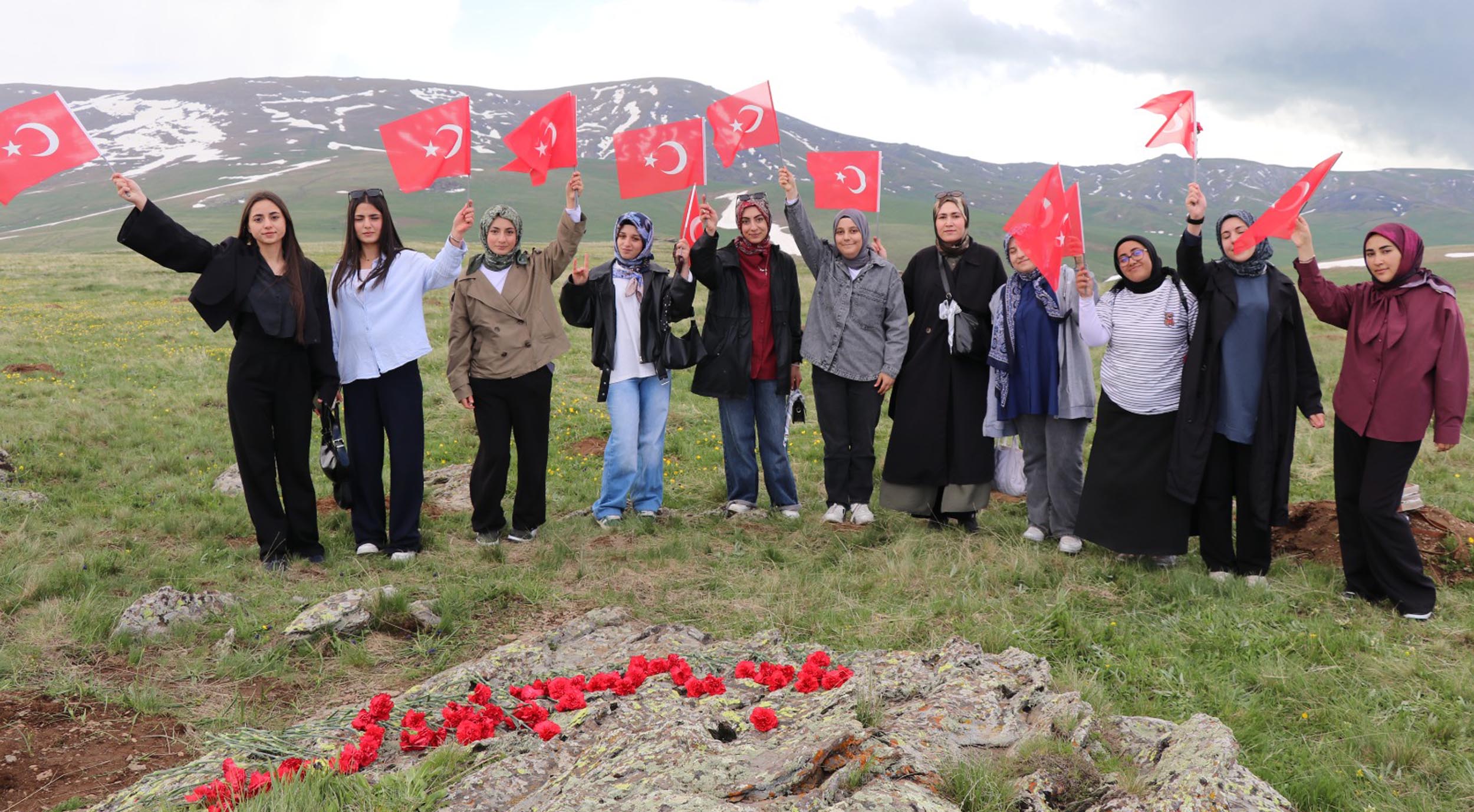 Öğrenciler dua ediyor