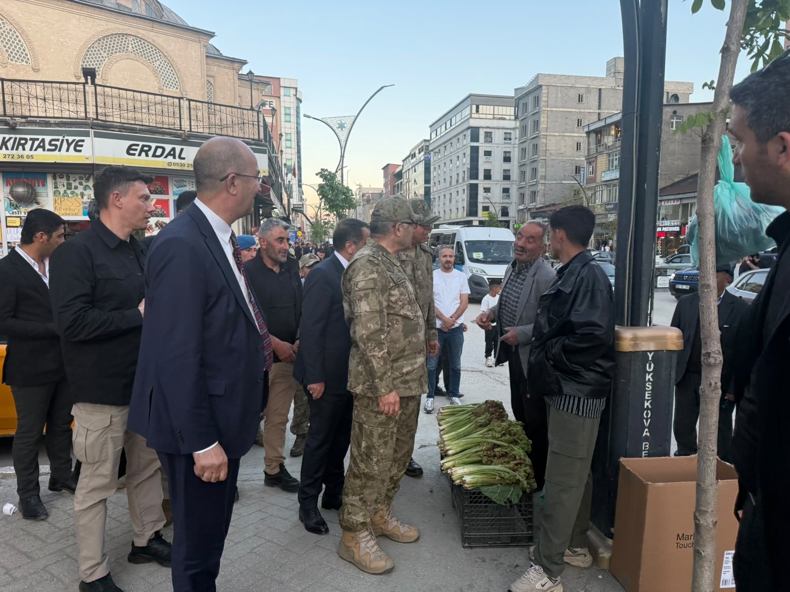 Orgeneral Tokel esnafla sohbet ediyor