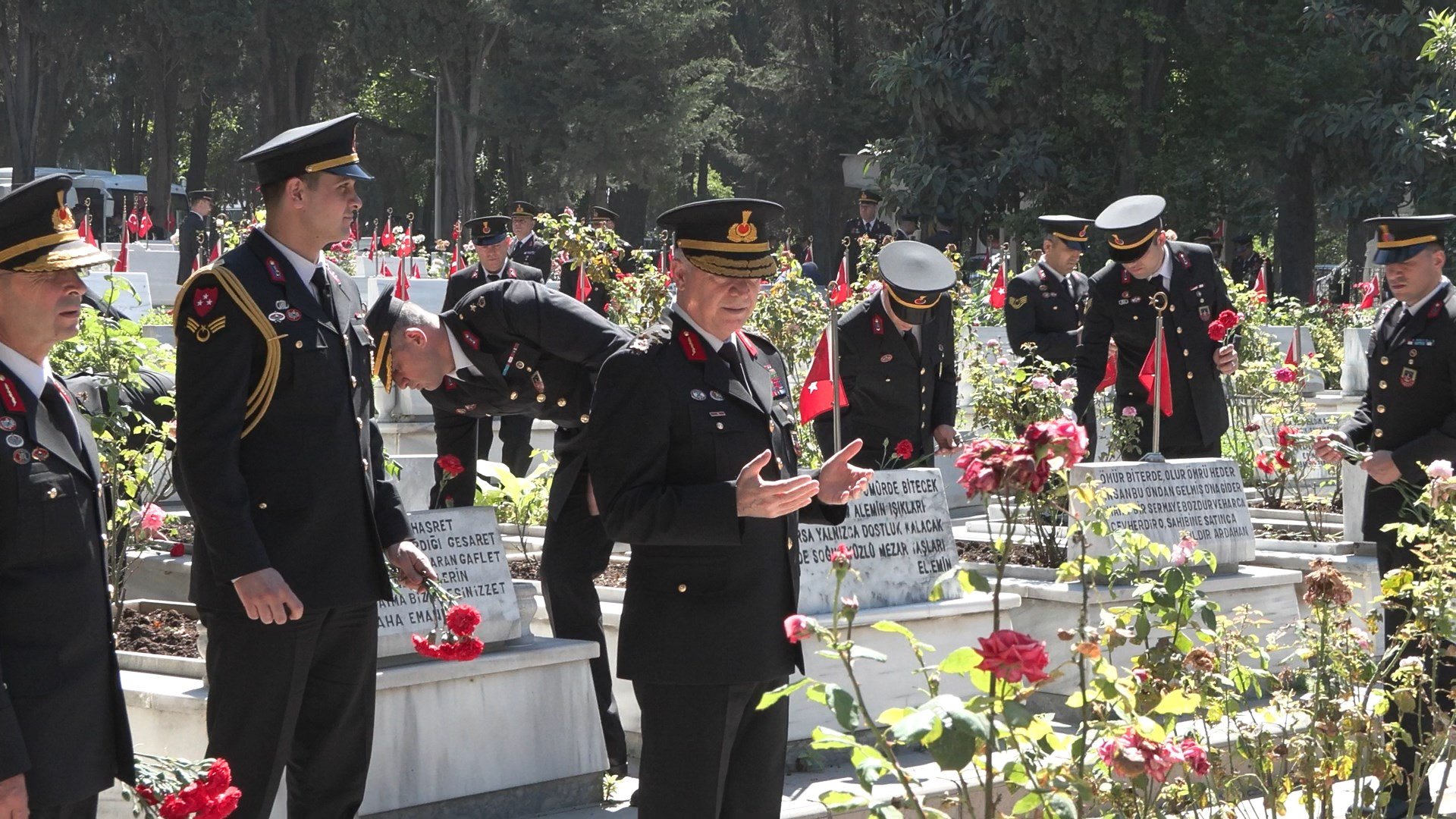 Jandarma personeli Edirnekapı Şehitliği