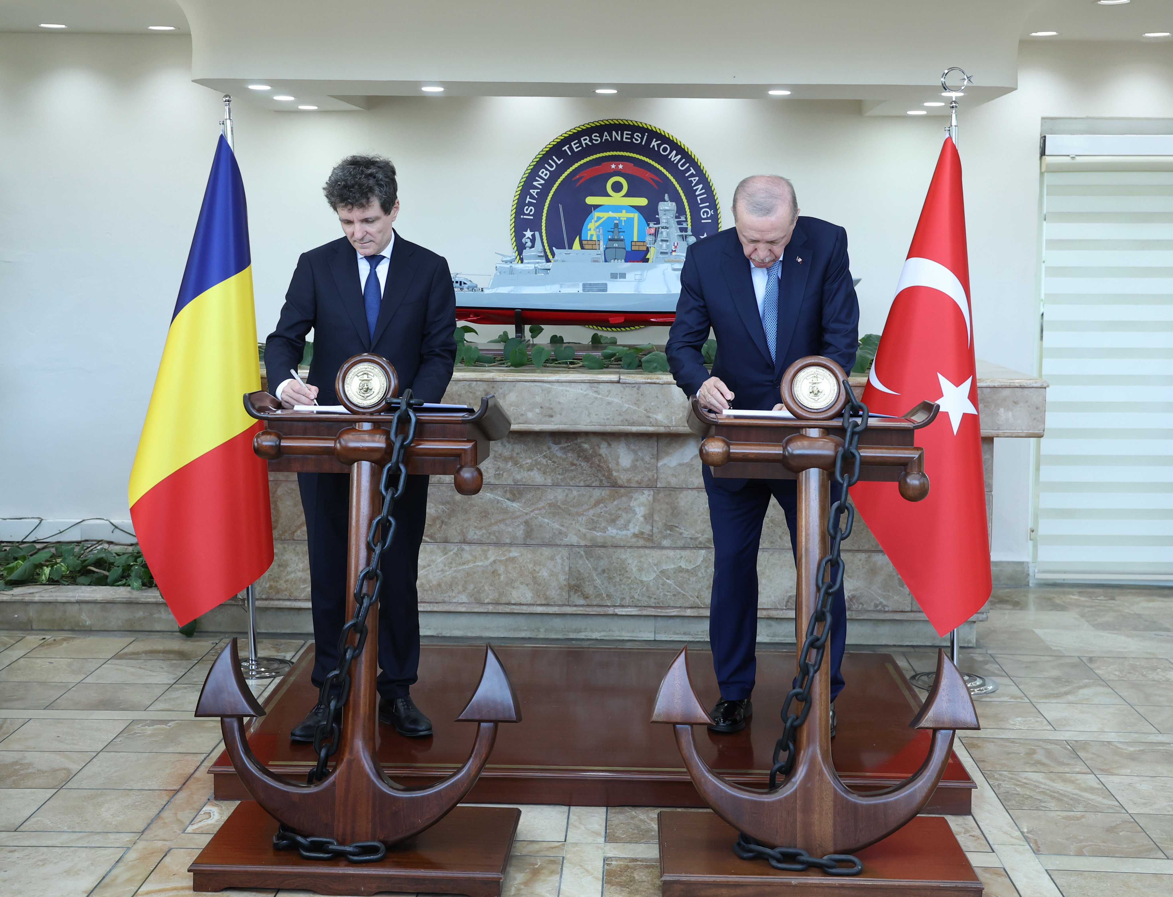 Cumhurbaşkanı Erdoğan ve Romanya lideri tersanede