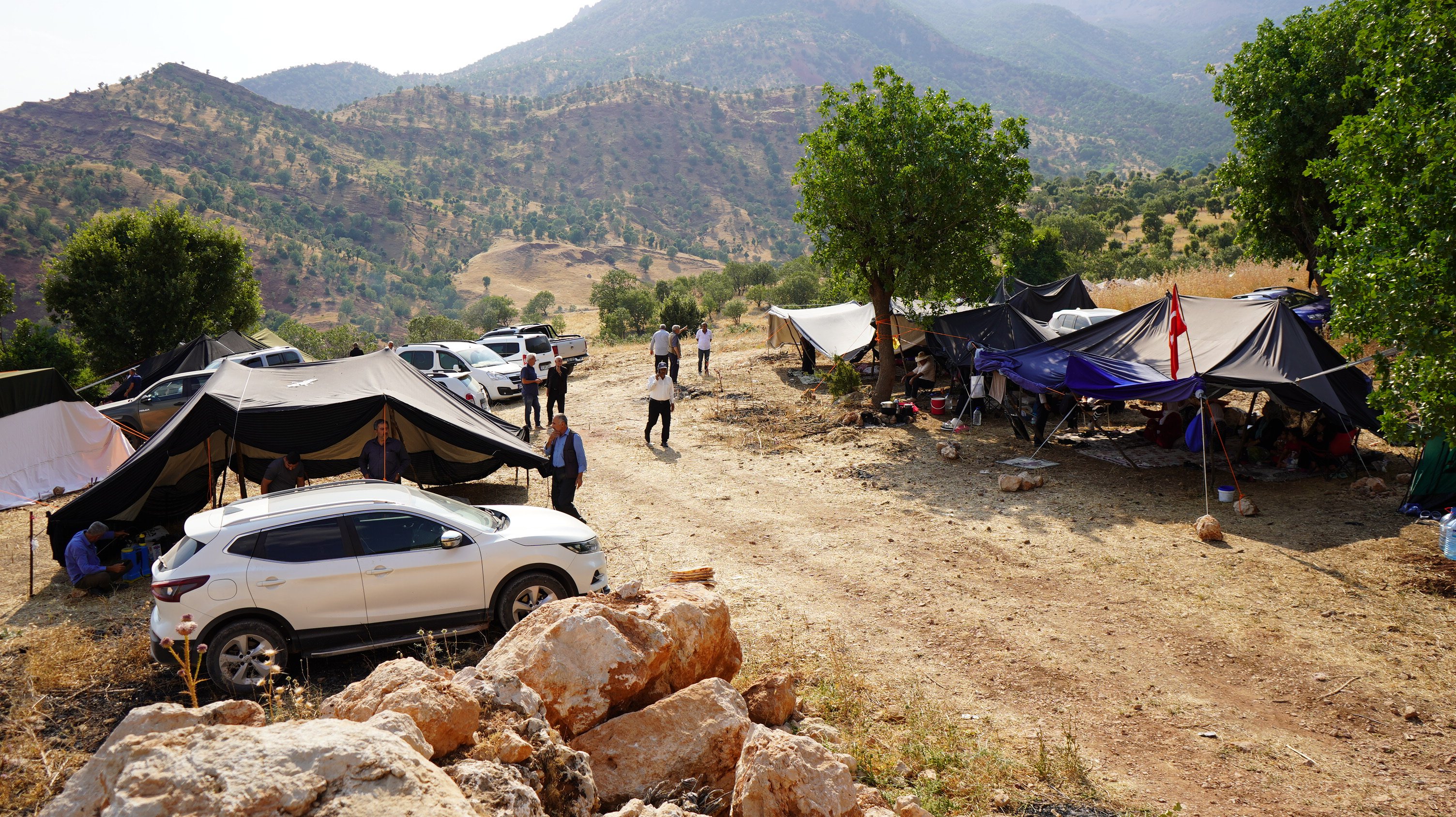 Şırnak'ta 32 yıl sonra köye dönen aileler çadır kurdu
